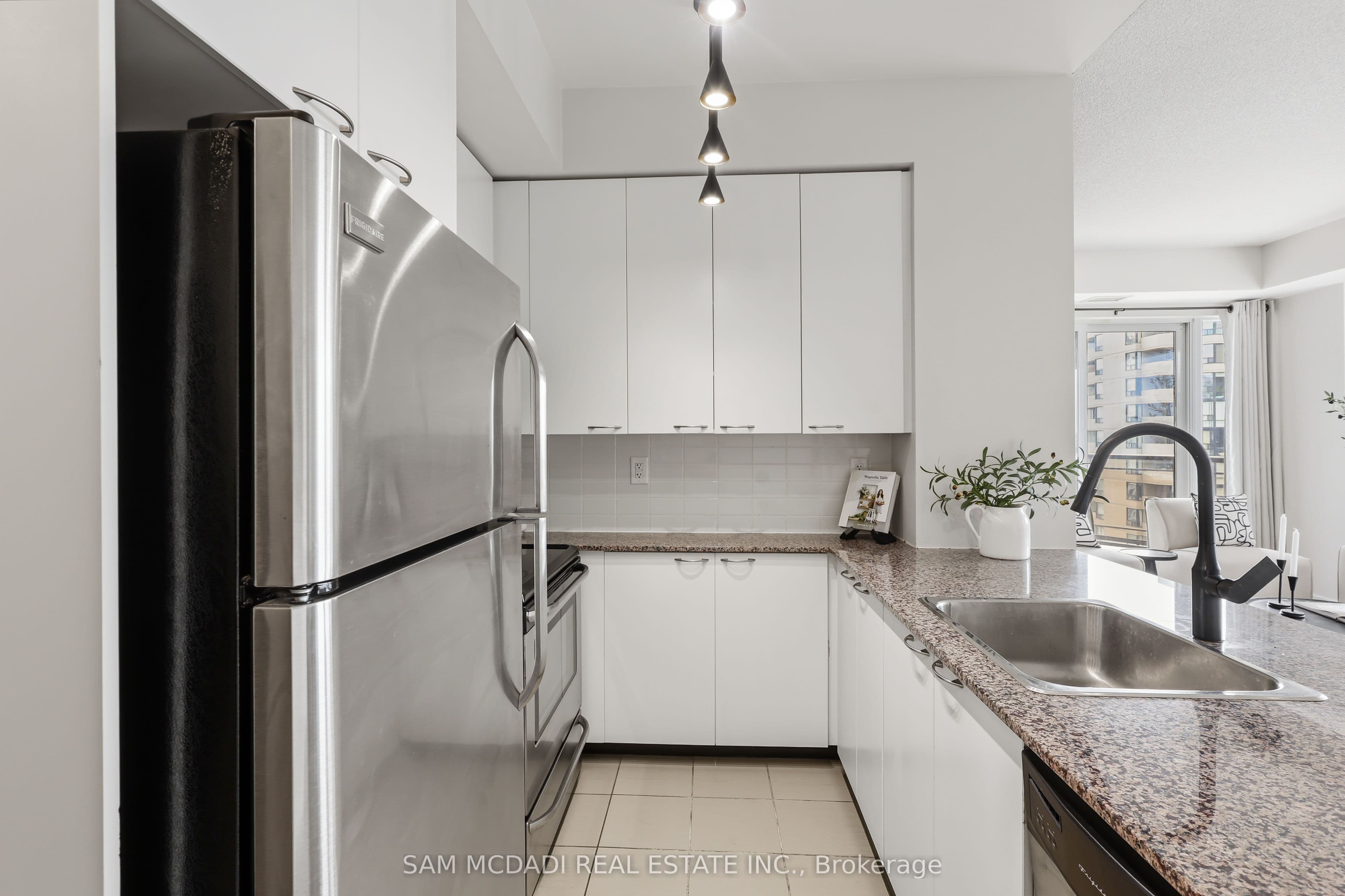 385 Prince Of Wales Drive 1611, Mississauga, ON L5B 0C6