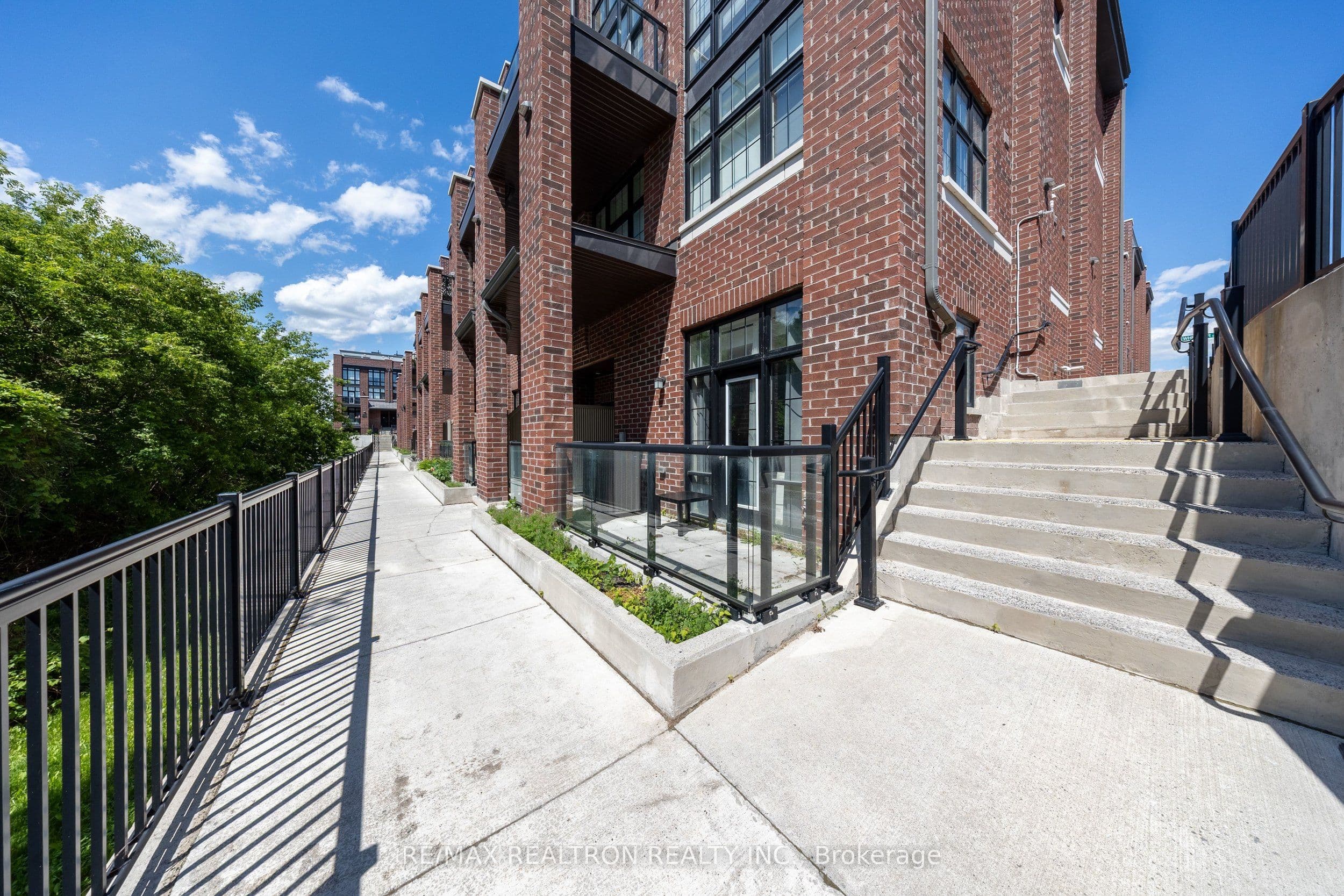 6 Whitaker Way 157, Whitchurch-Stouffville, ON L4A 4T4