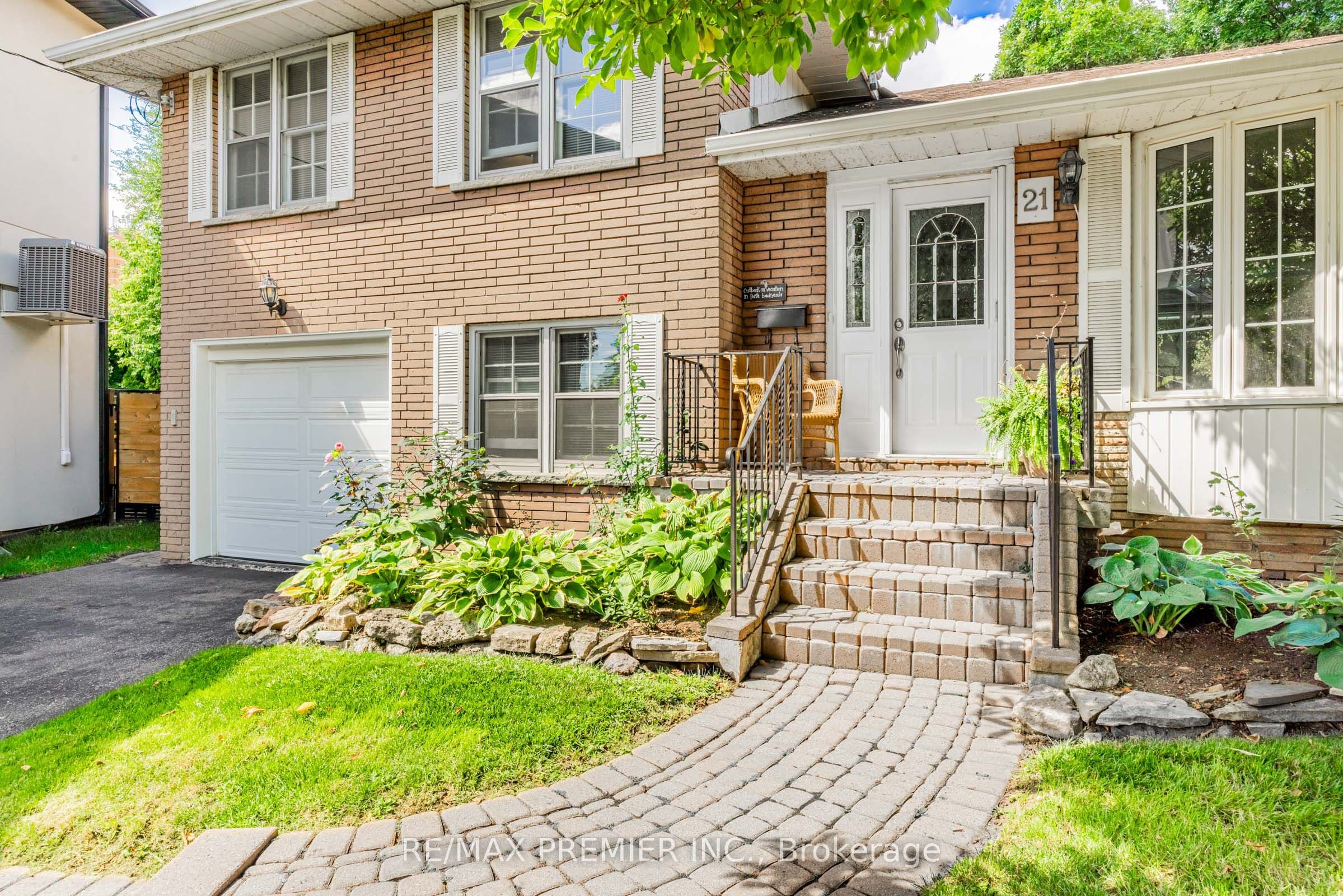 21 Halbadier Place, Toronto, ON M9B 2H4