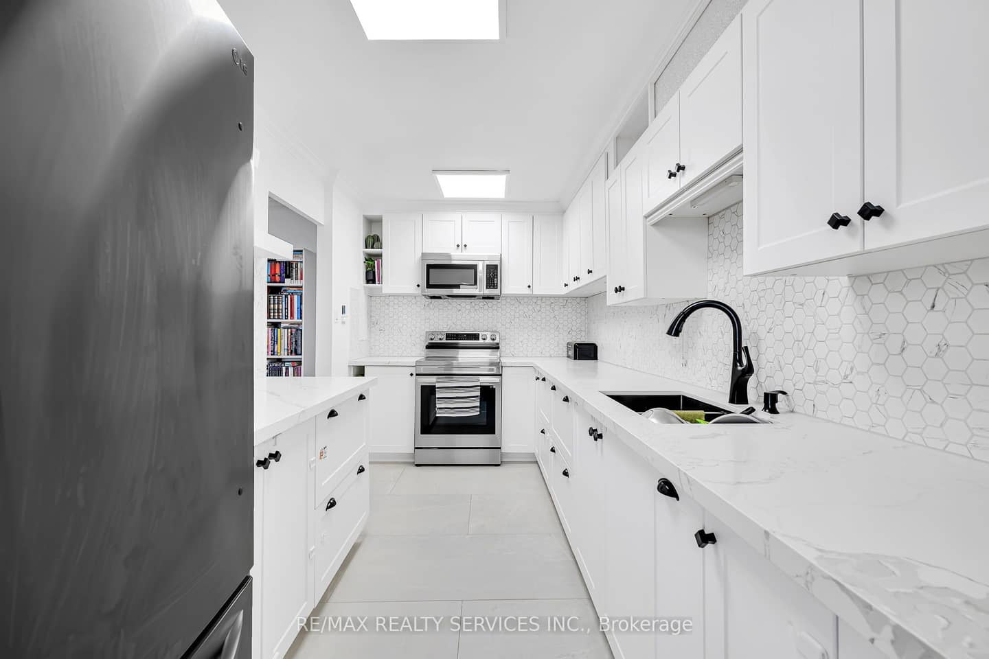 180 Markham Road 1701, Toronto, ON M1M 2Z9