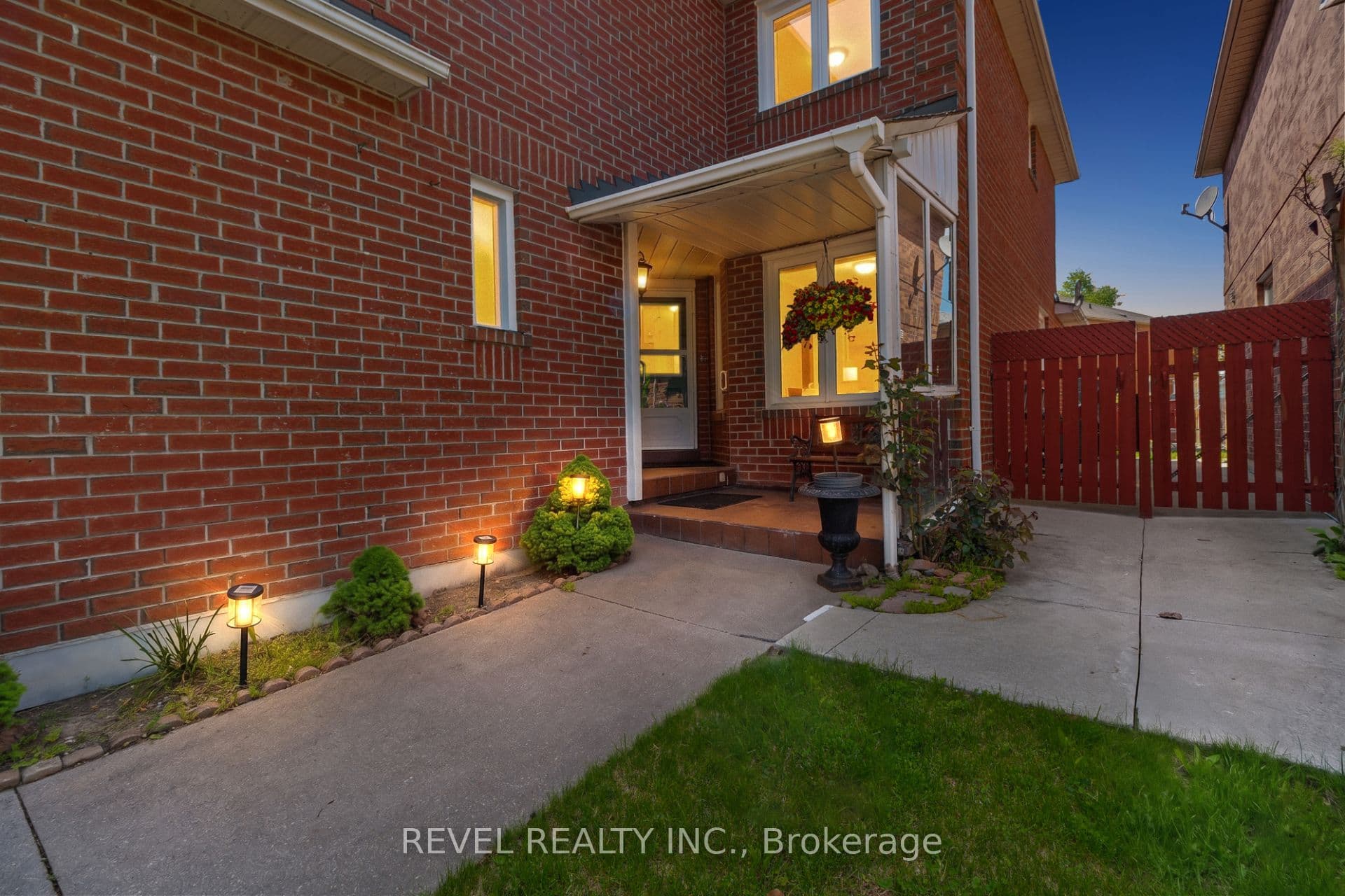 1263 Bantham Street, Mississauga, ON L5V 1Y8