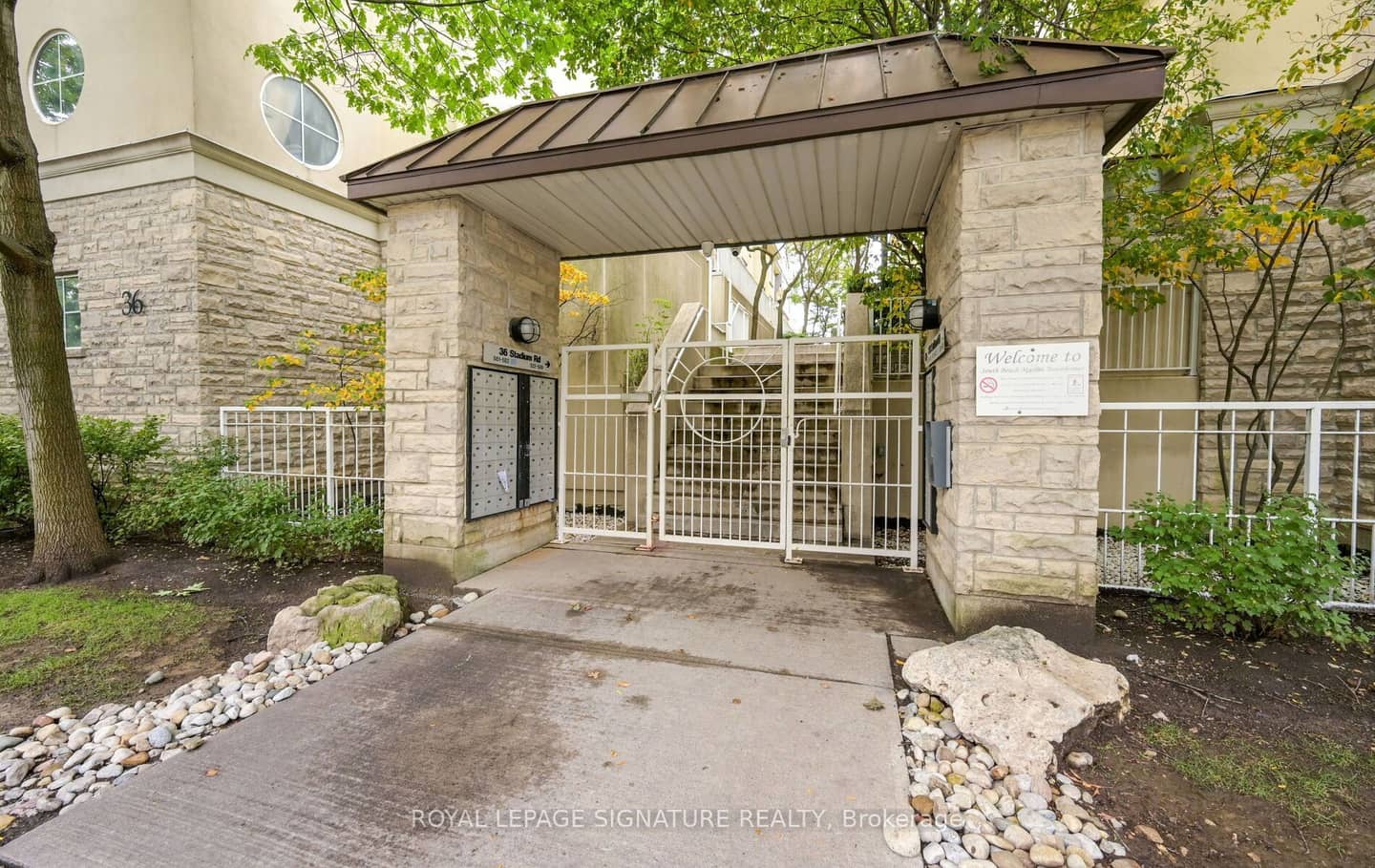 36 Stadium Road 555, Toronto, ON M5V 3P4