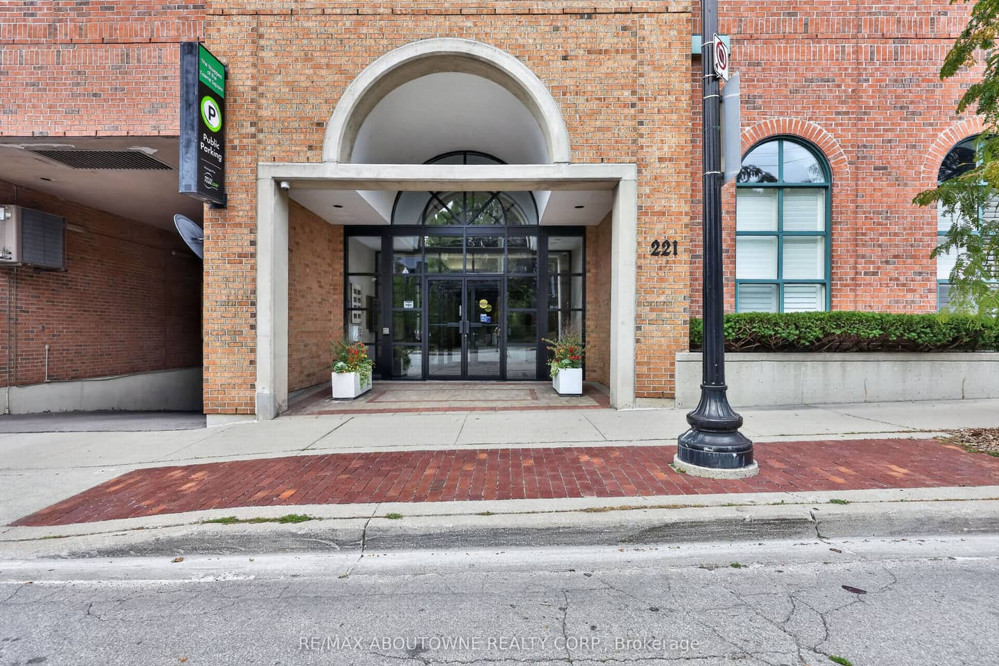 221 Robinson Street 211, Oakville, ON L6J 7N9