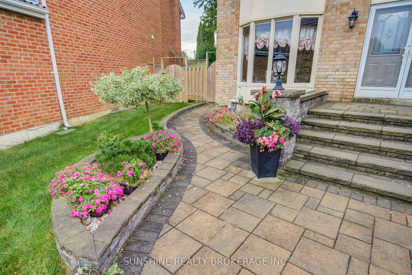23 Parsborough Court, Toronto, ON M1B 4Y2