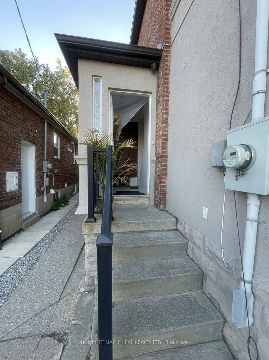 600 Oakwood Avenue, Toronto, ON M6E 2X8