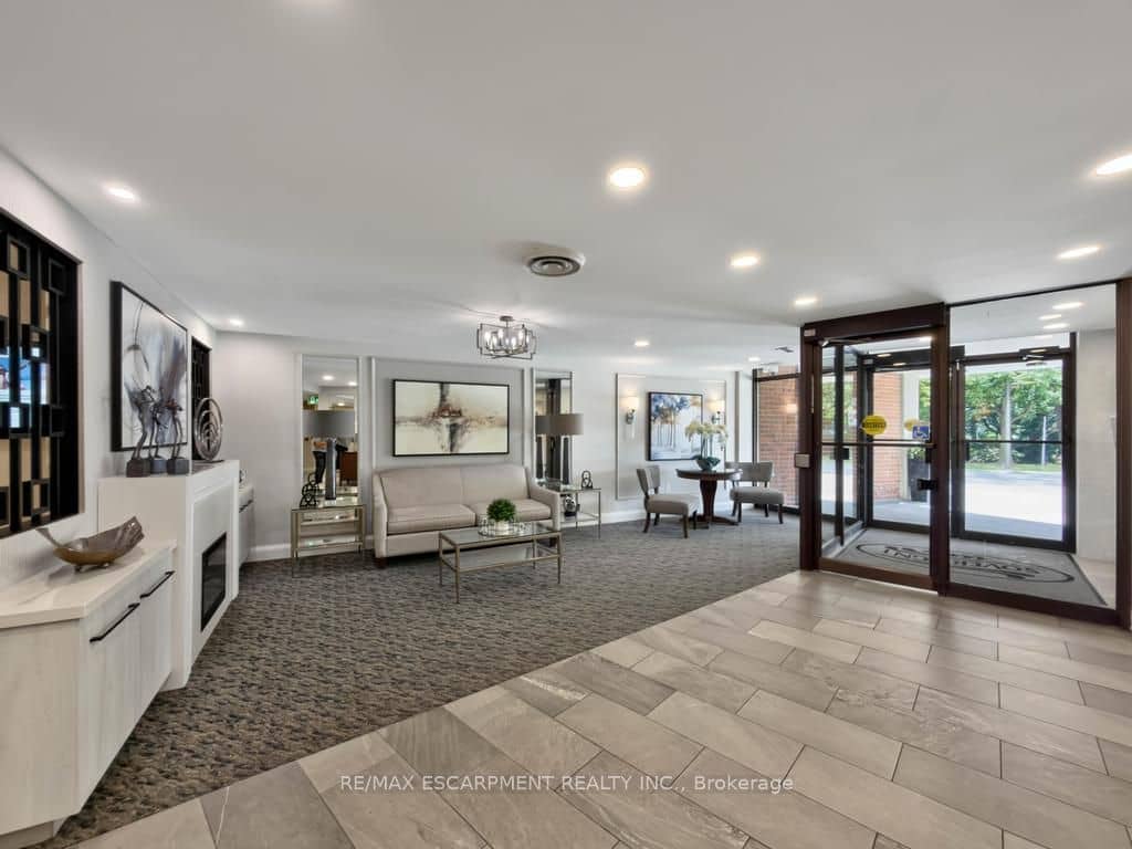 1230 Marlborough Court 202, Oakville, ON L6H 3K6