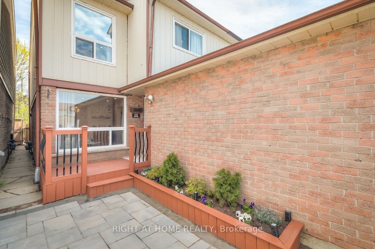 37 McKnight Drive, Toronto, ON M1B 2Z4