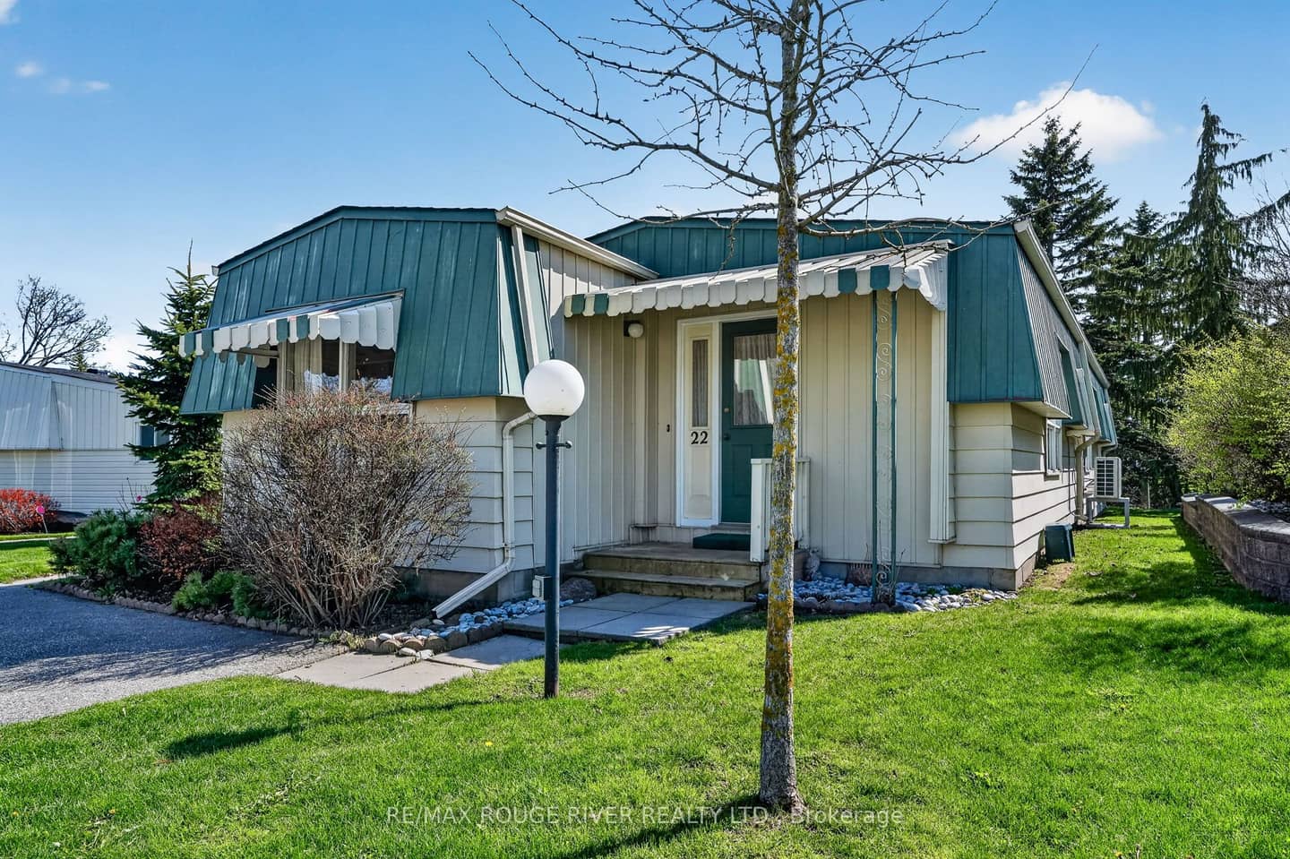 22 Eastbank Road, Clarington, ON L1B 1A4