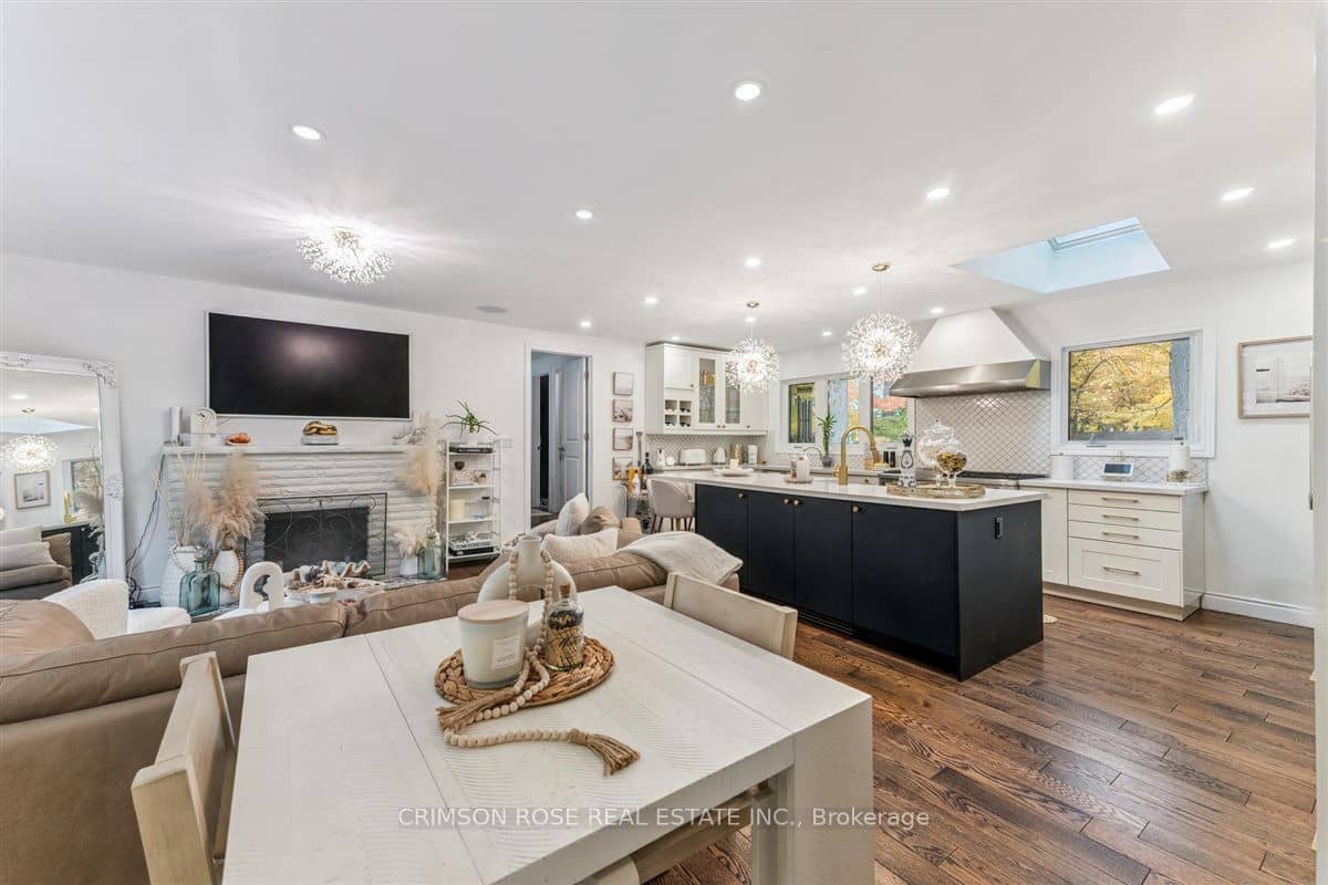 89 Holyrood Avenue, Oakville, ON L6K 2V4