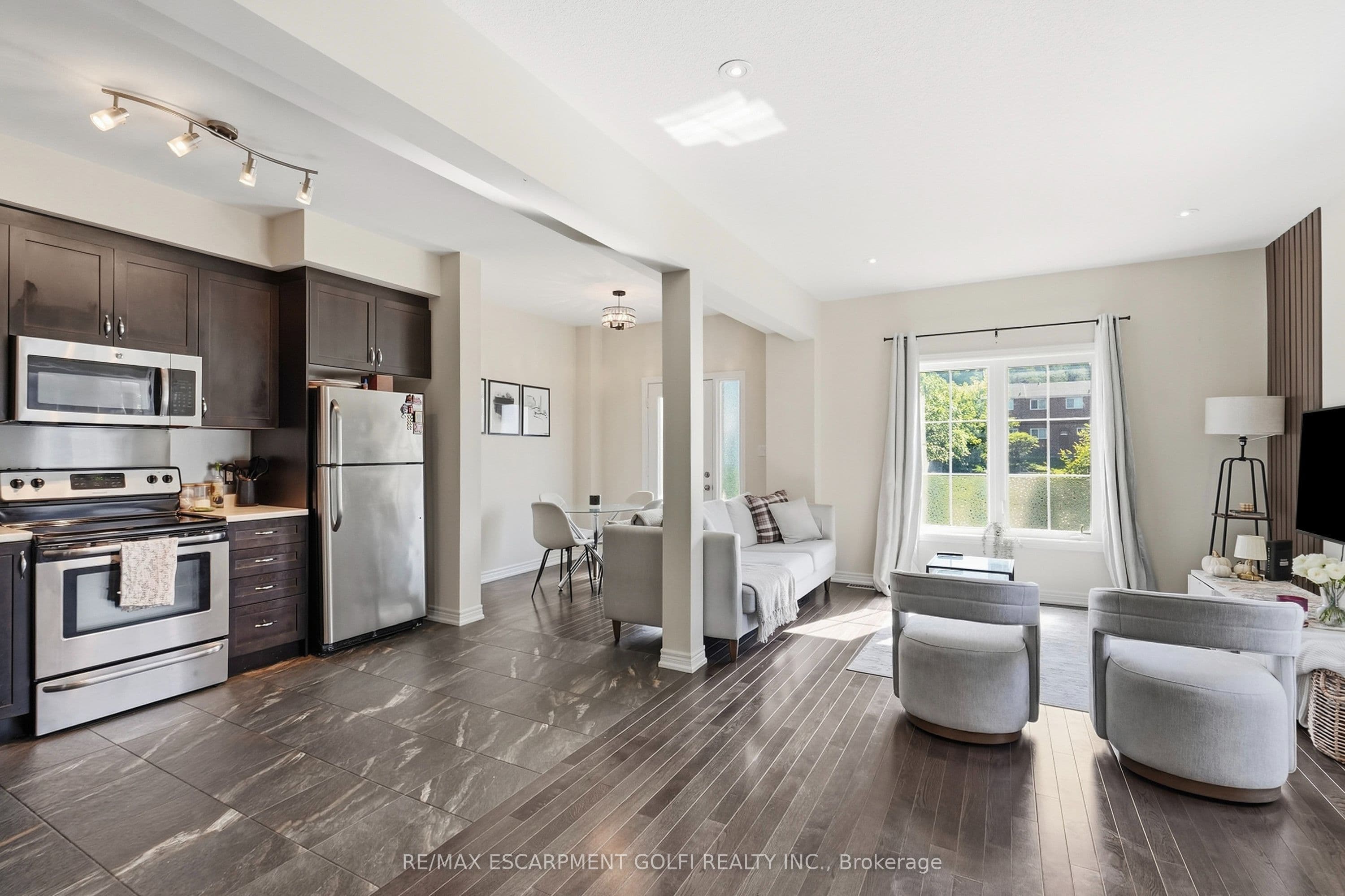 43 KERMAN Avenue 8, Grimsby, ON L3M 0G2