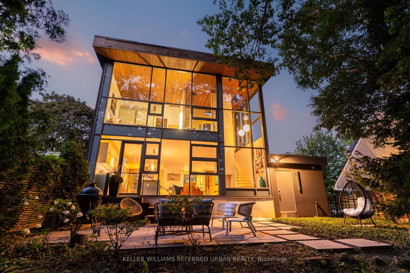 28 Beaucourt Road, Toronto, ON M8Y 3G2