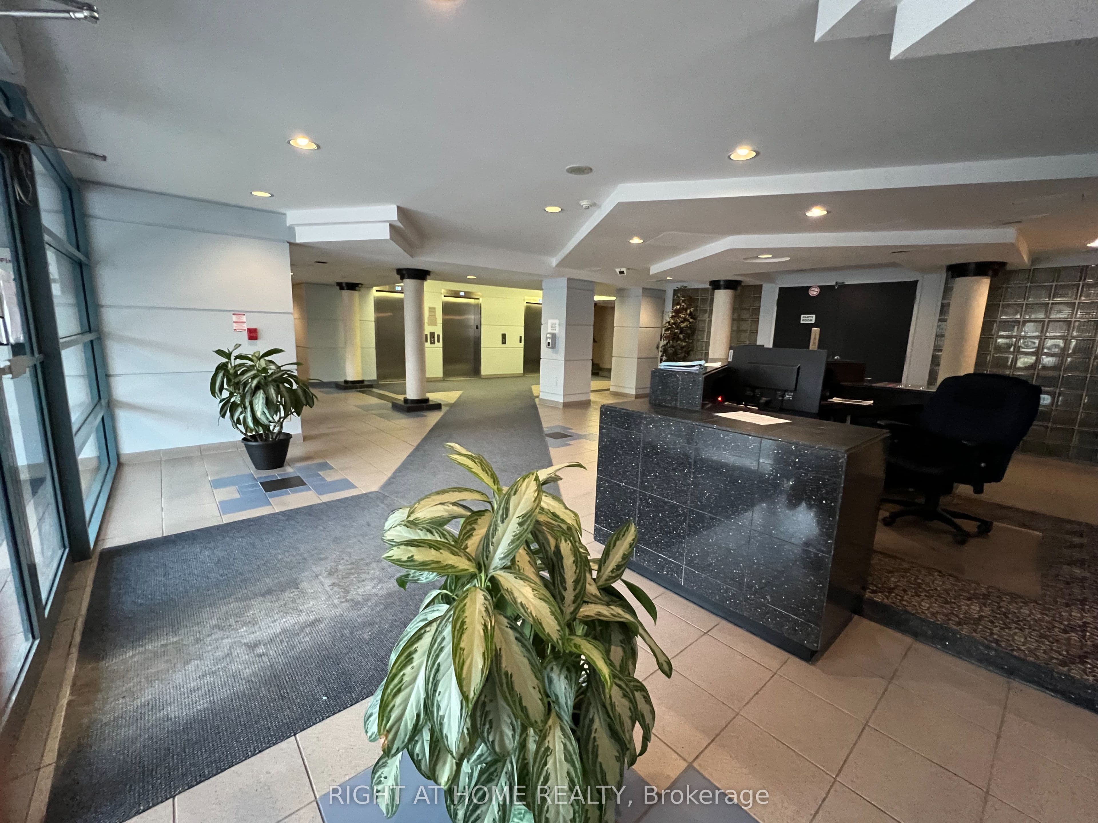 90 Dale Avenue 706, Toronto, ON M1J 3N4