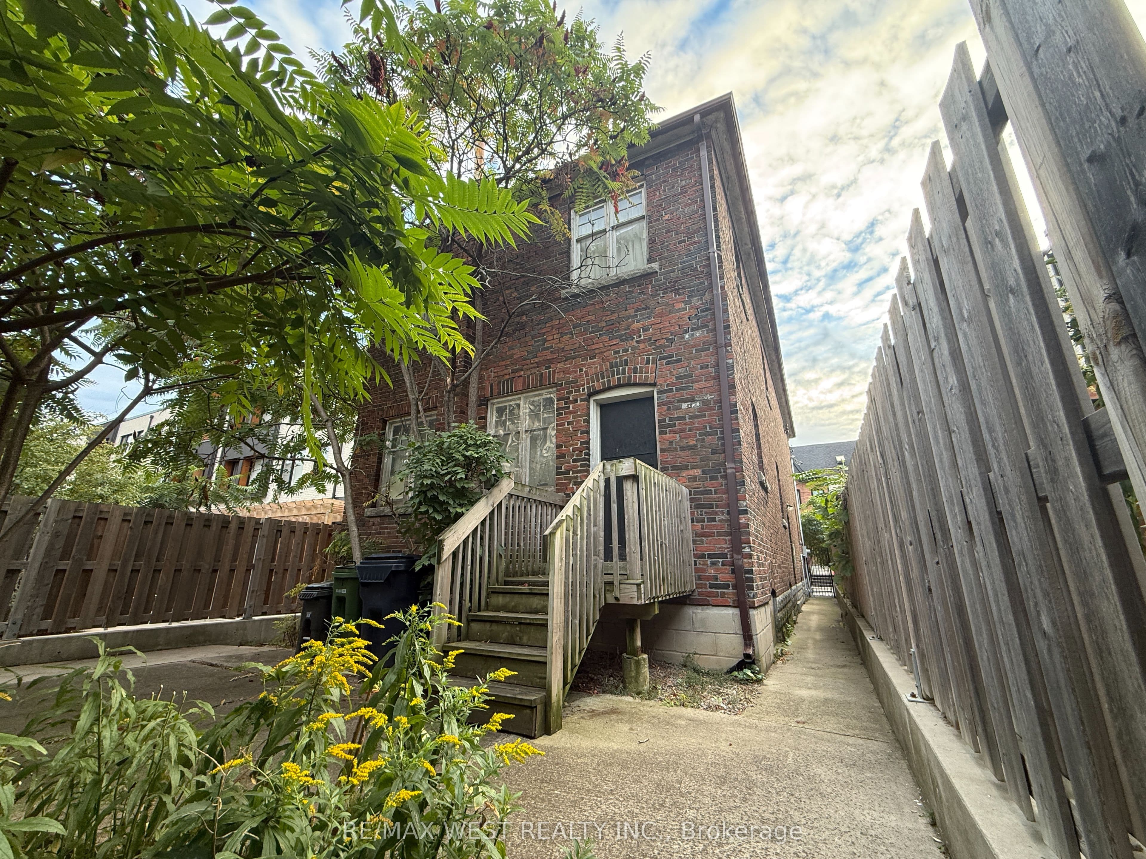 51 Augusta Avenue, Toronto, ON M5T 2K9