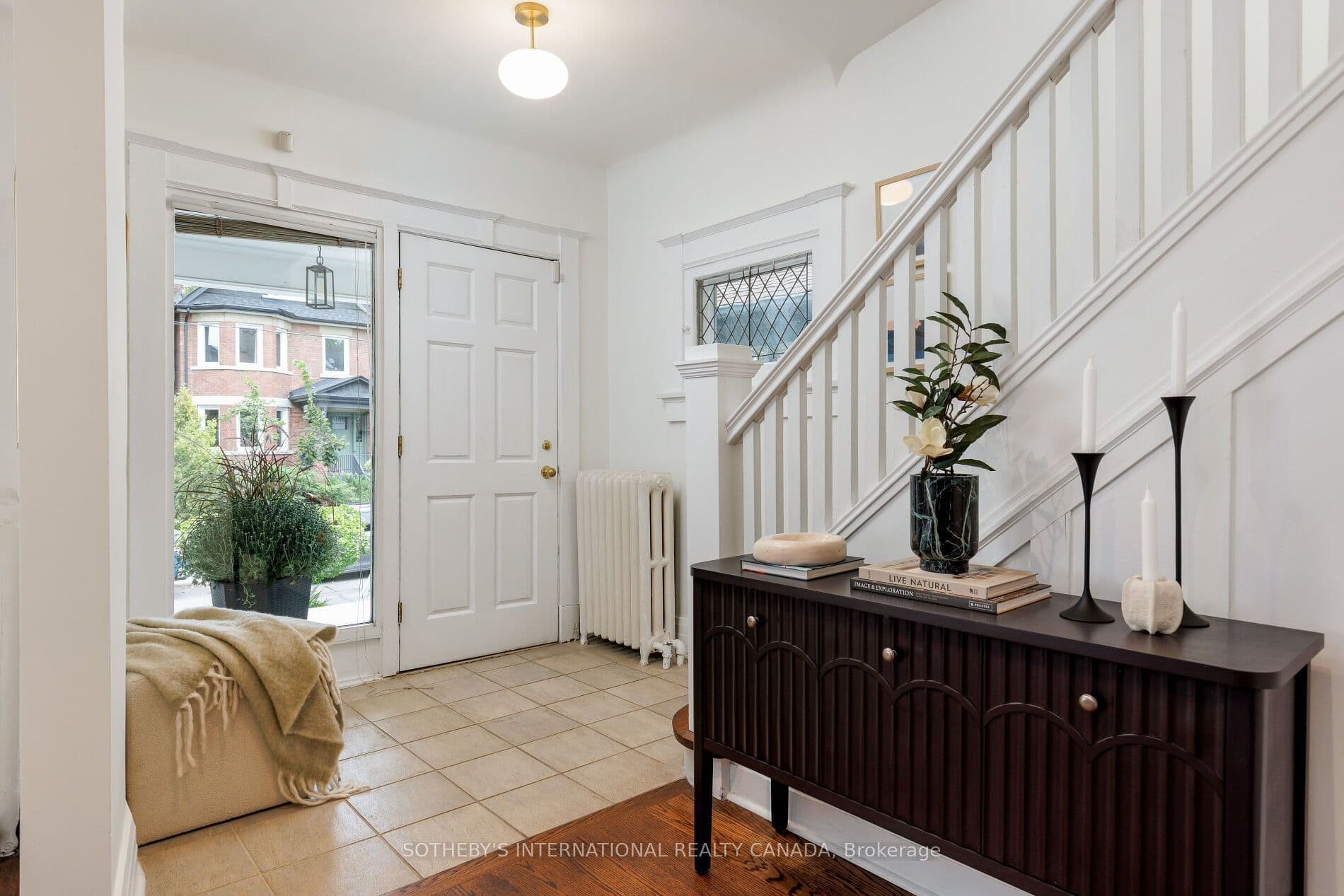 126 Hilton Avenue, Toronto, ON M5R 3E7