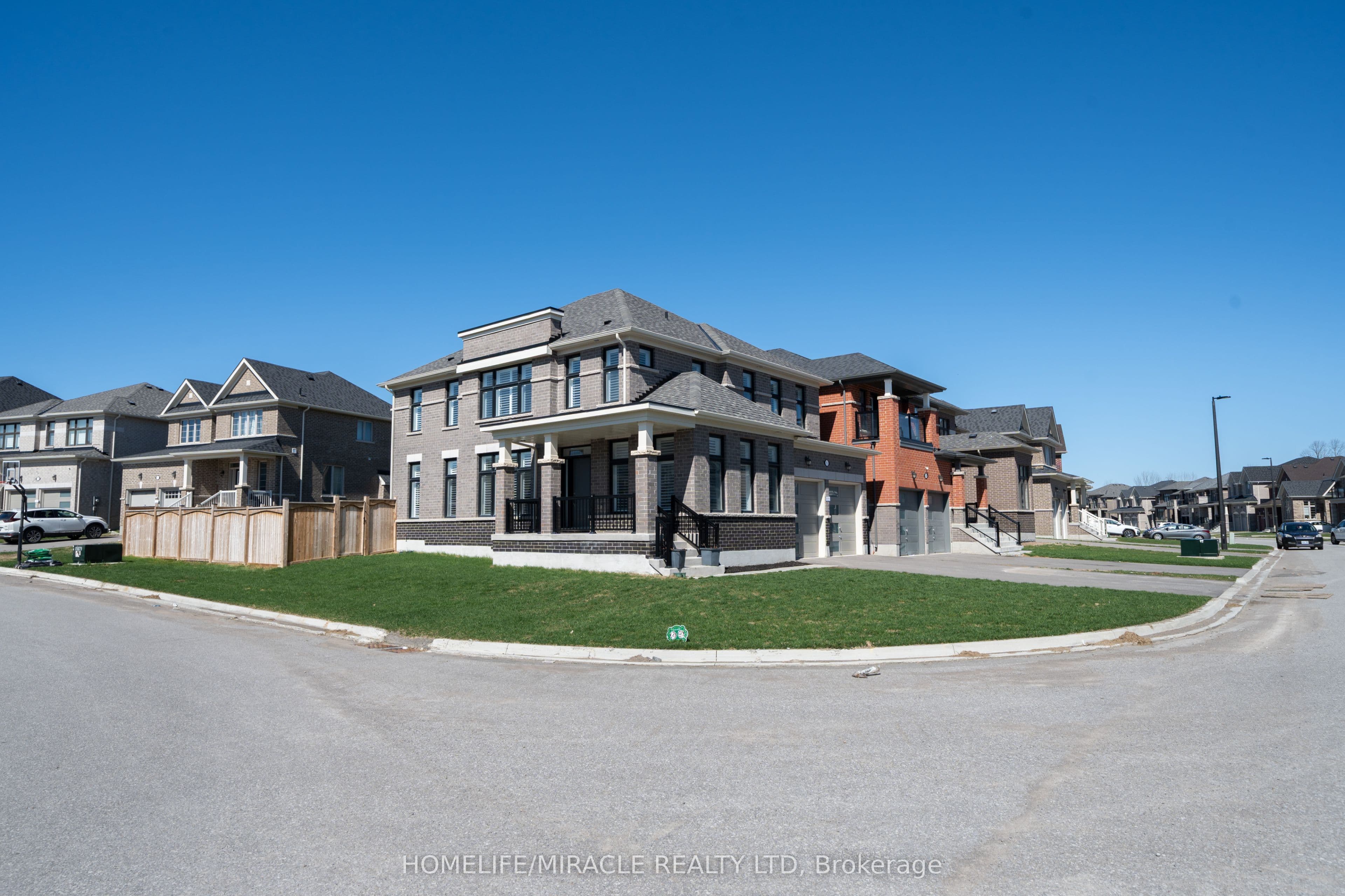 1 Ainslie Hill Crescent, Georgina, ON L0E 1R0