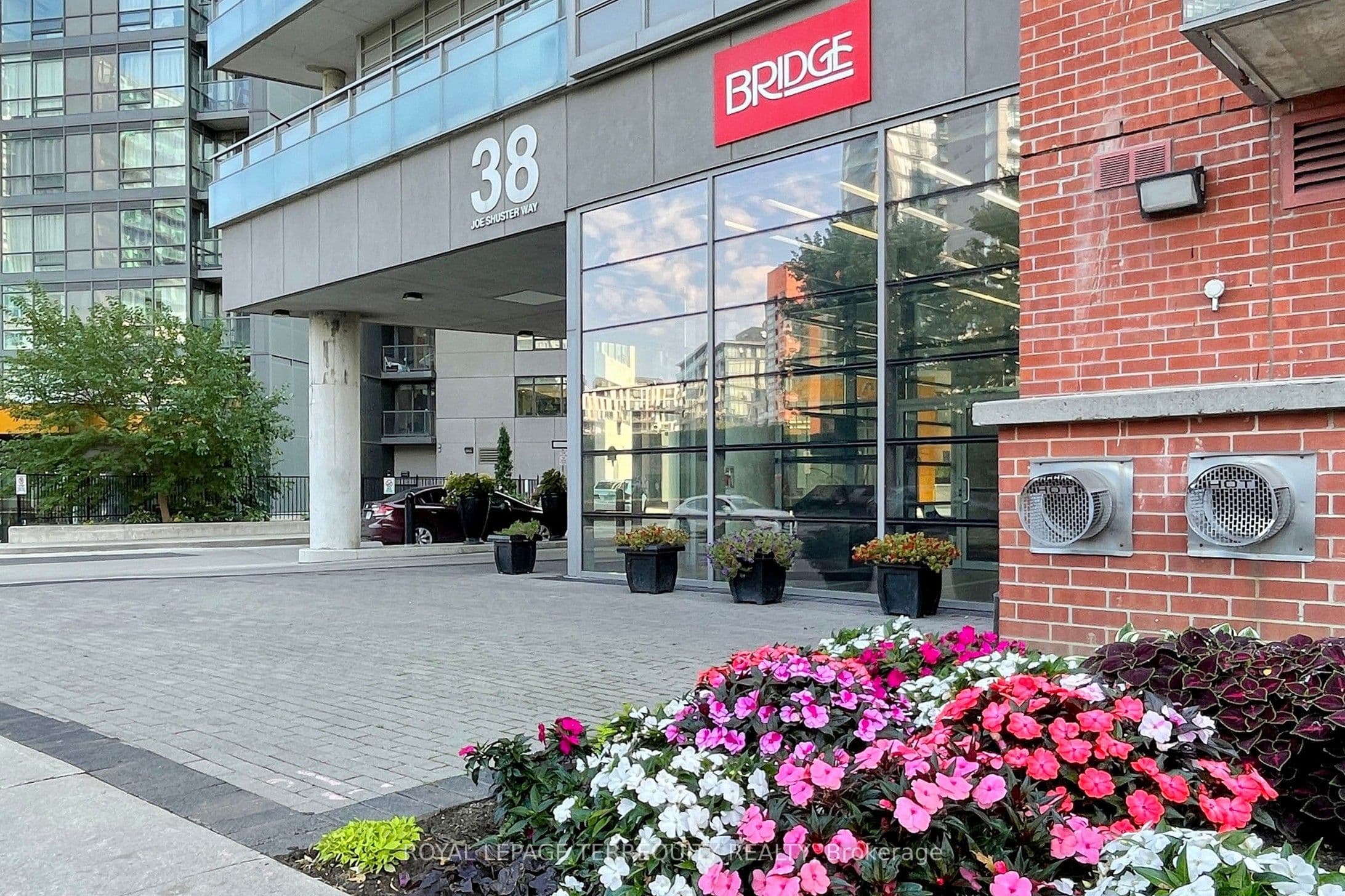 38 Joe Shuster Way 710, Toronto, ON M6K 0A5