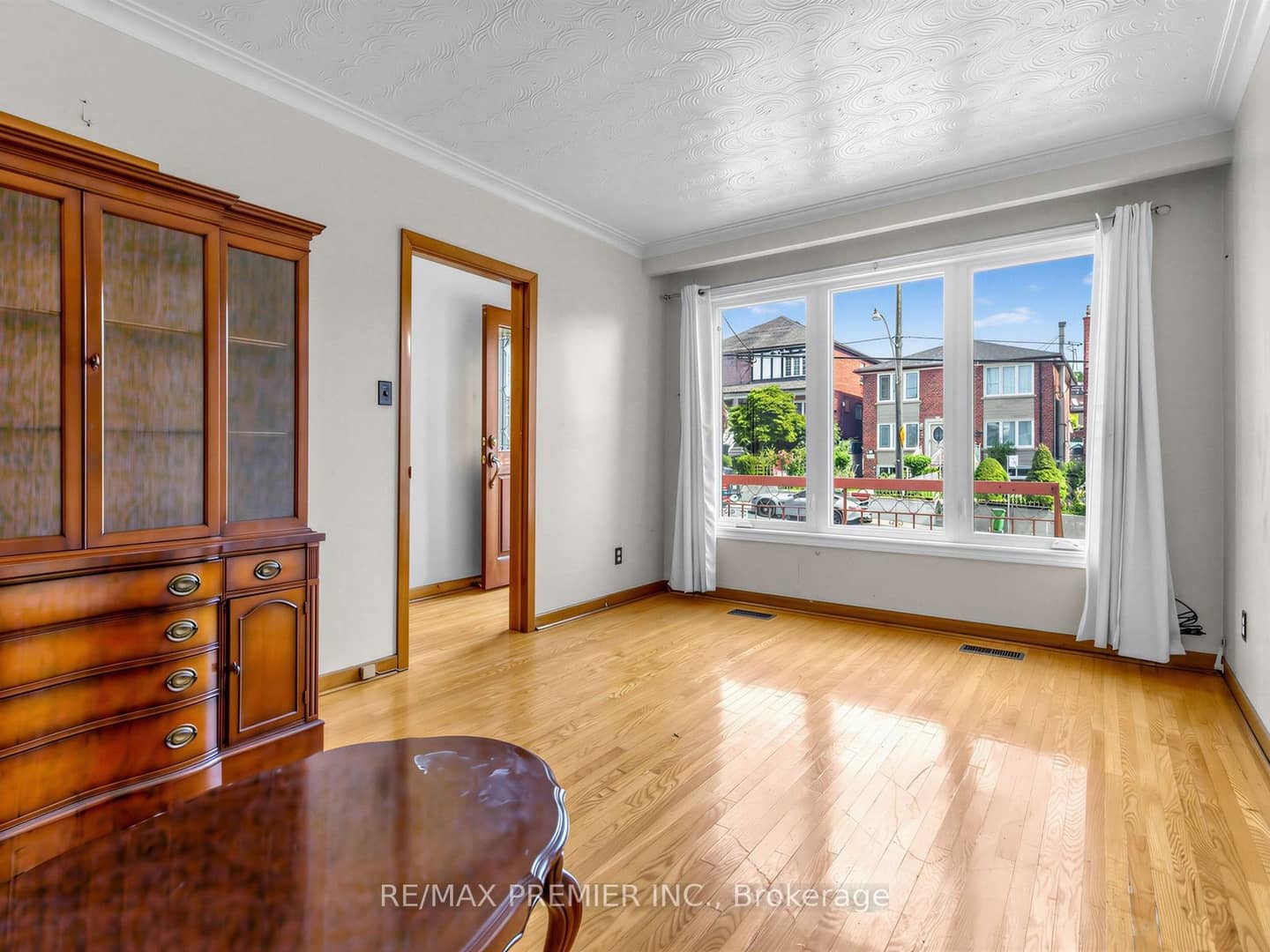 86 Gilbert Avenue, Toronto, ON M6E 4W1