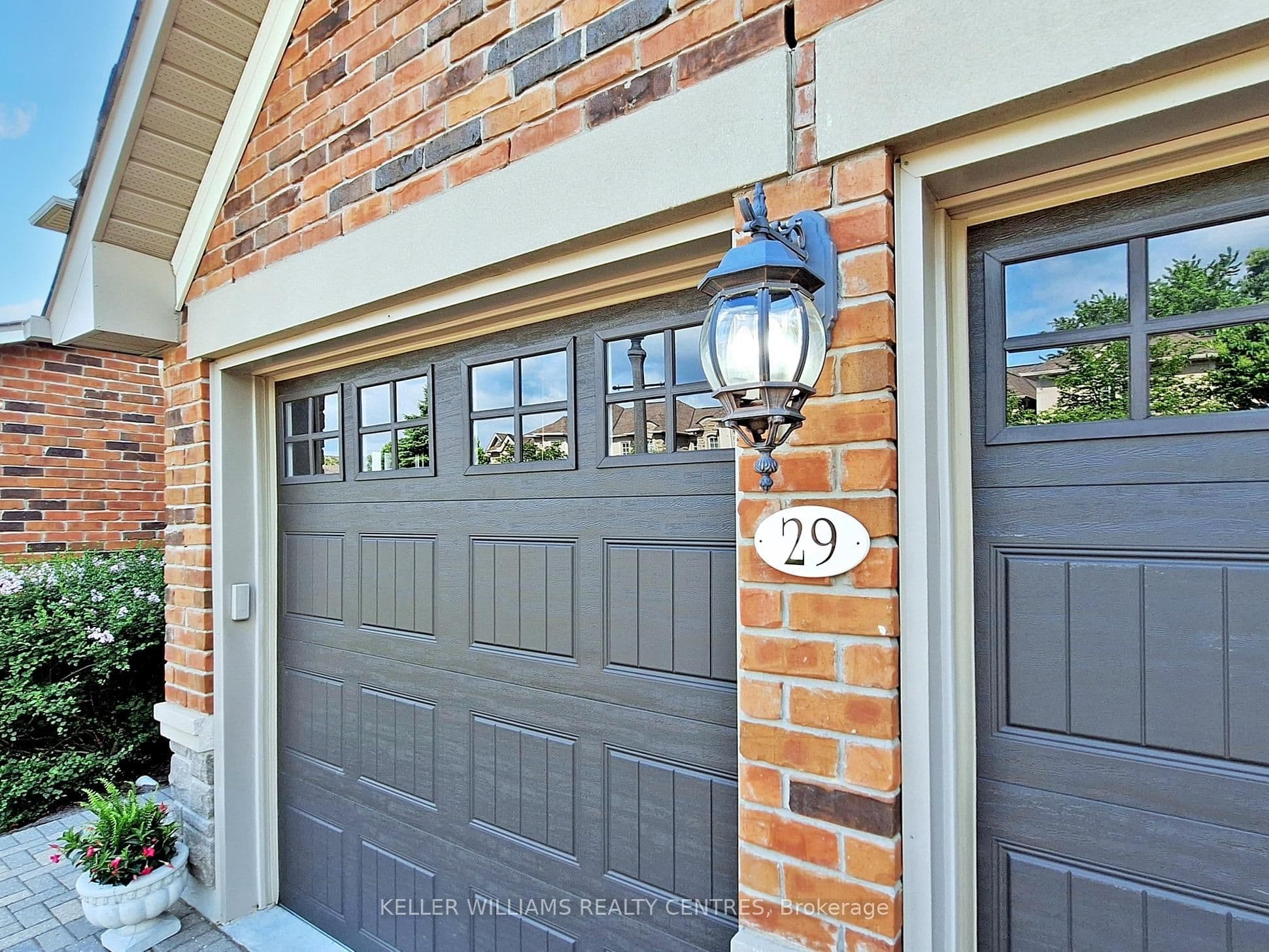 29 Tucker Court, Aurora, ON L4G 7T2