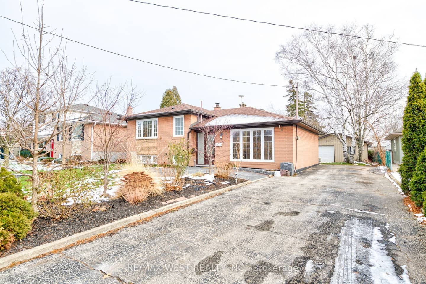 1328 Pinegrove Road, Oakville, ON L6L 2X3