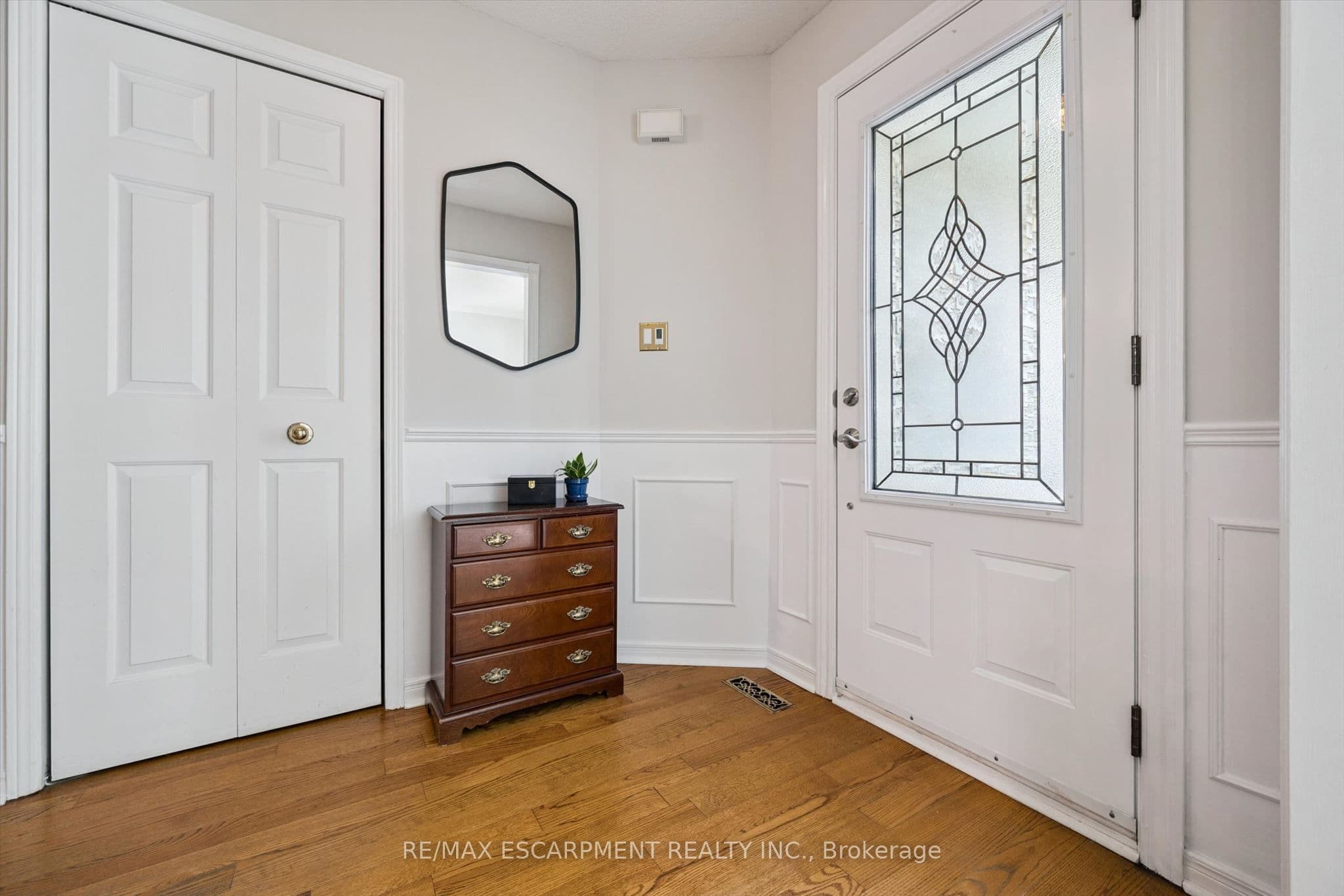 2203 Robin Drive, Mississauga, ON L5K 2L5