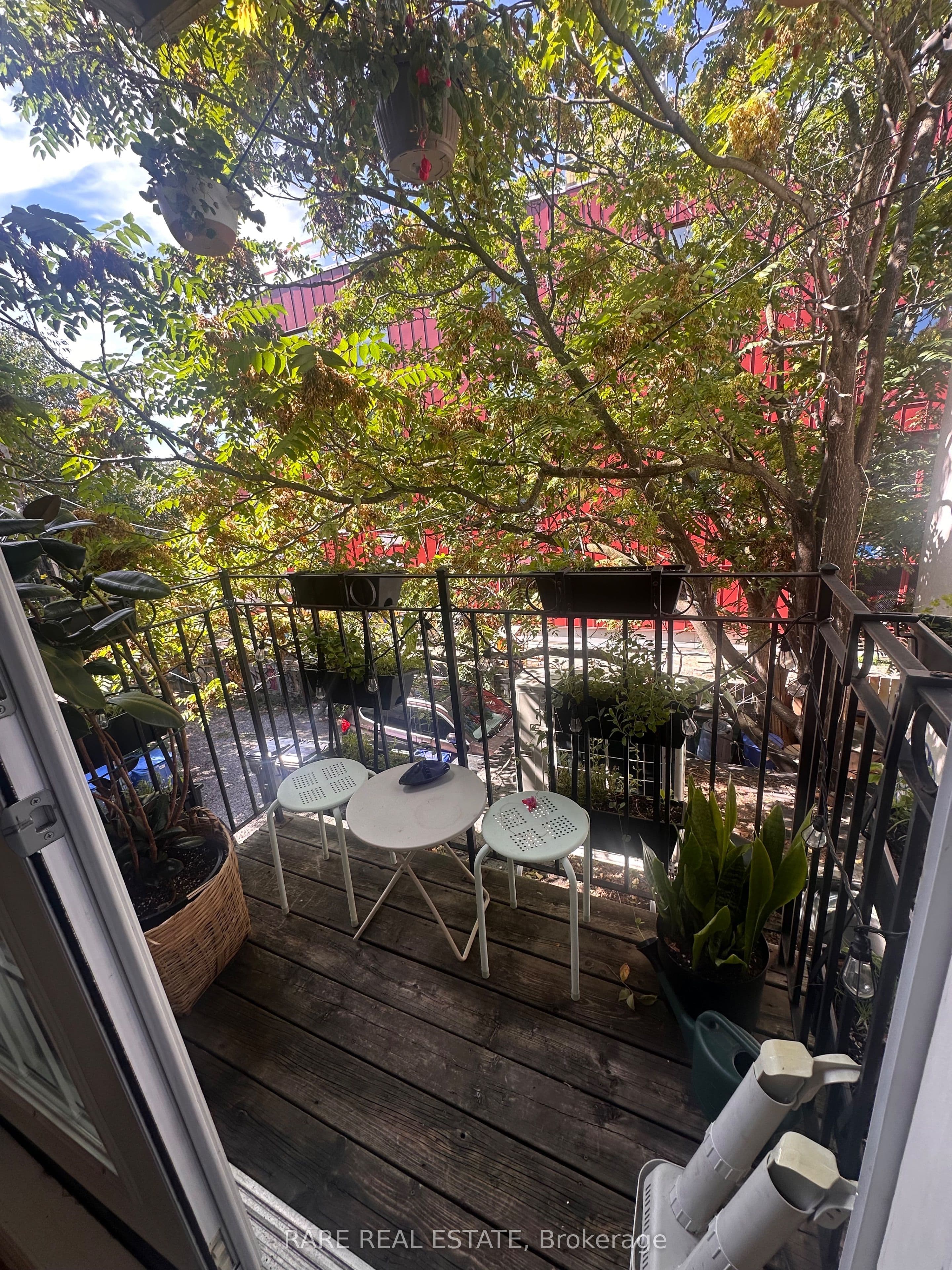 198 Augusta Avenue 3, Toronto, ON M5T 2L6
