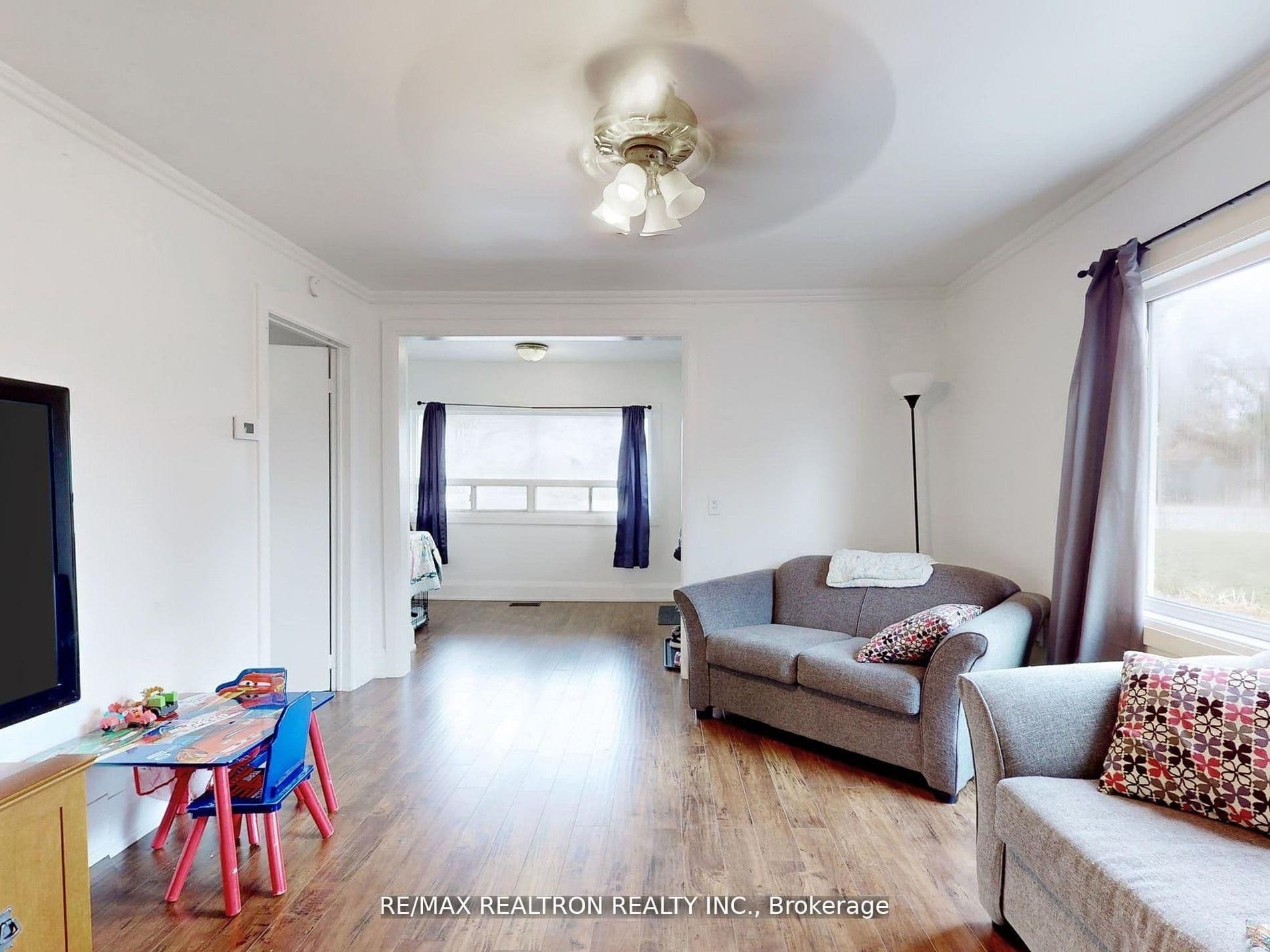 156 The Queensway Street S, Georgina, ON L4P 2A2