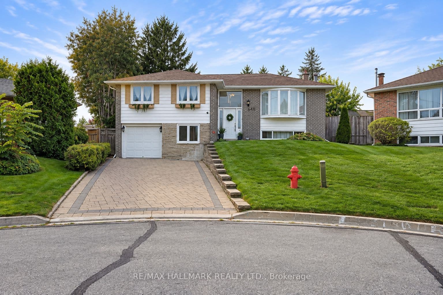 648 Mossbank Court, Newmarket, ON L3Y 3B1