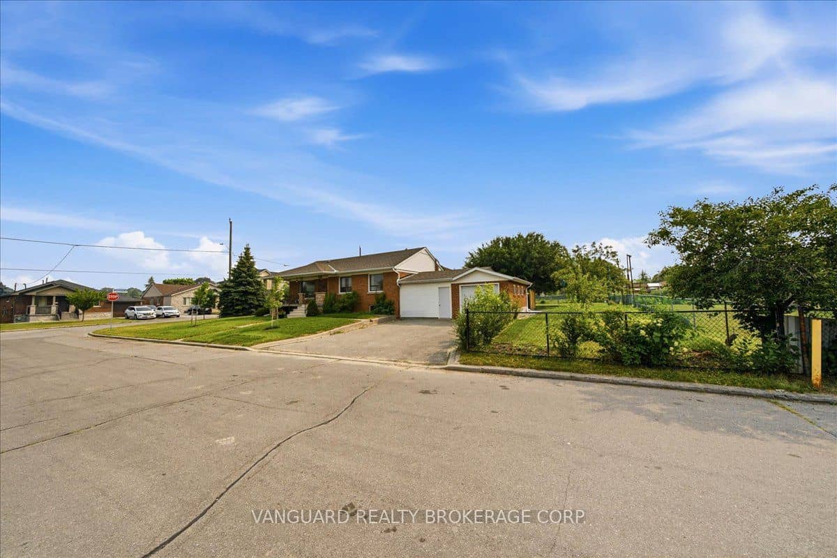 39 Camborne Avenue, Toronto, ON M3M 2P9