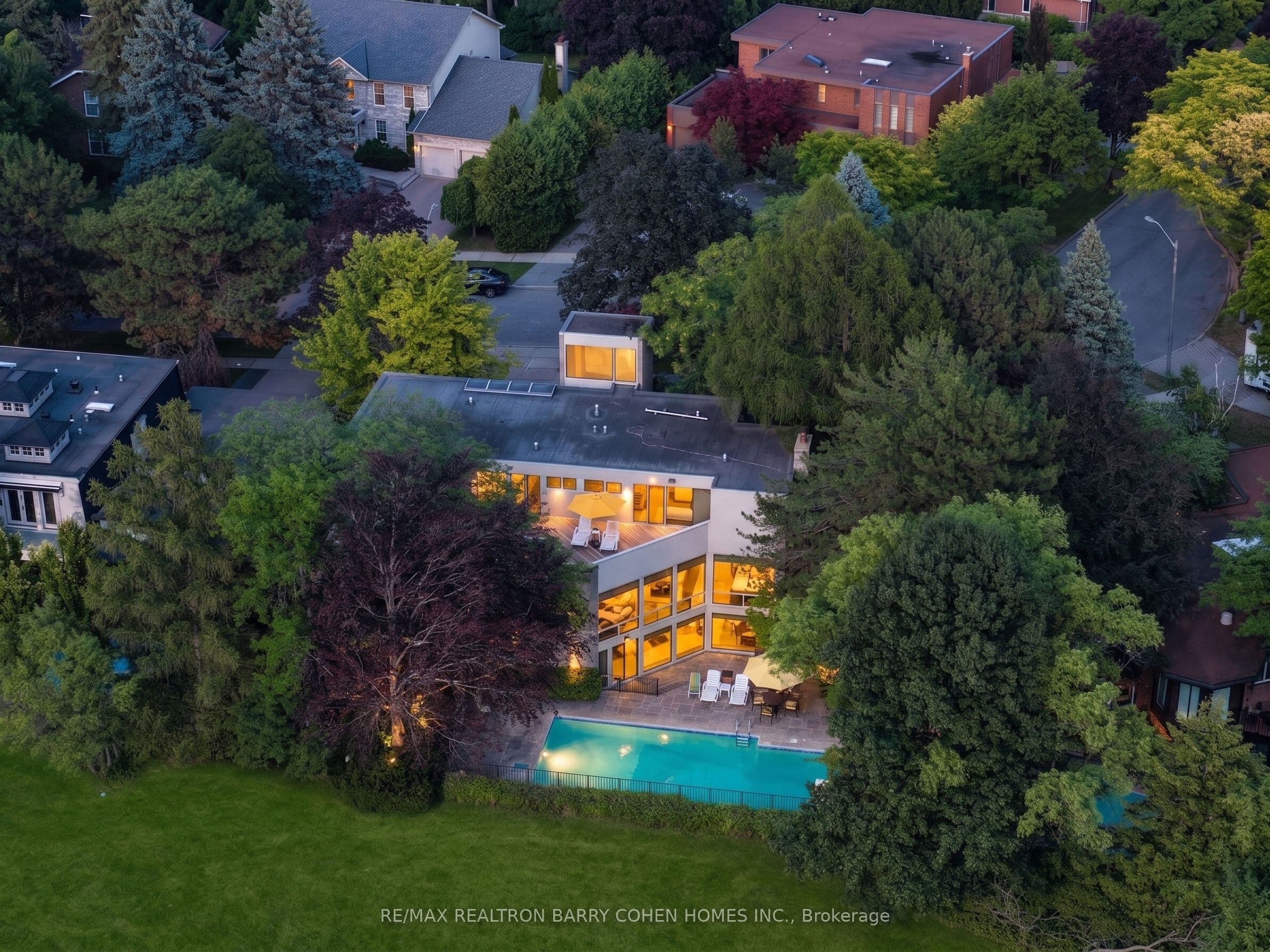 10 Penwood Crescent, Toronto, ON M3B 2B9