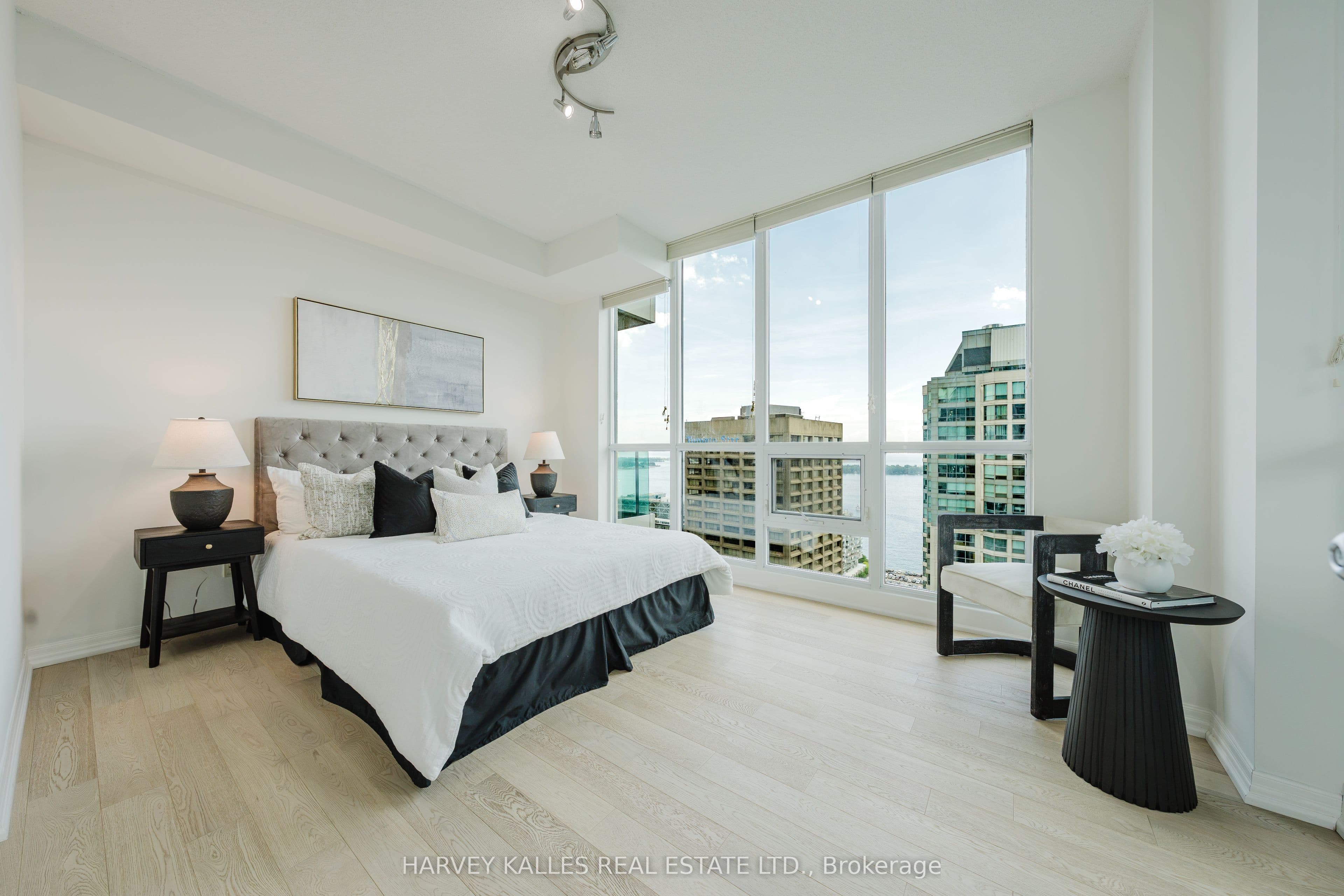 16 Yonge Street 3211, Toronto, ON M5E 2A1