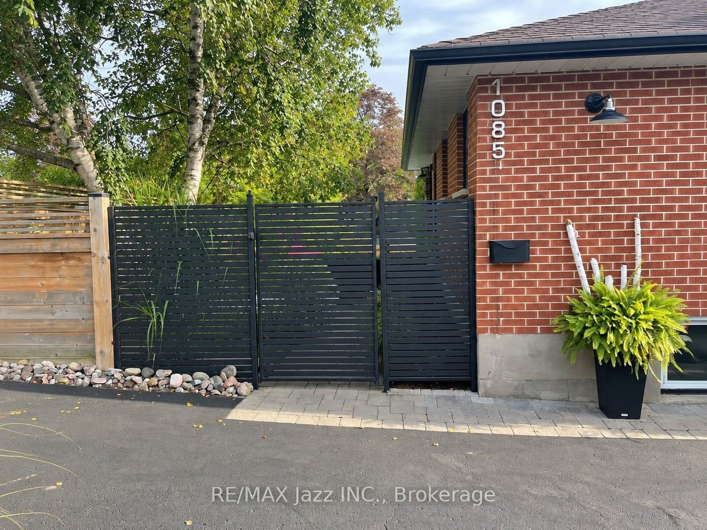 1085 Willowdale Avenue, Oshawa, ON L1H 1W7