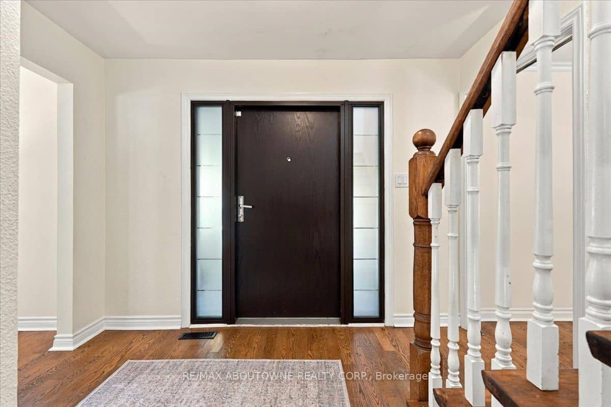 1125 Grand Boulevard, Oakville, ON L6H 2X2