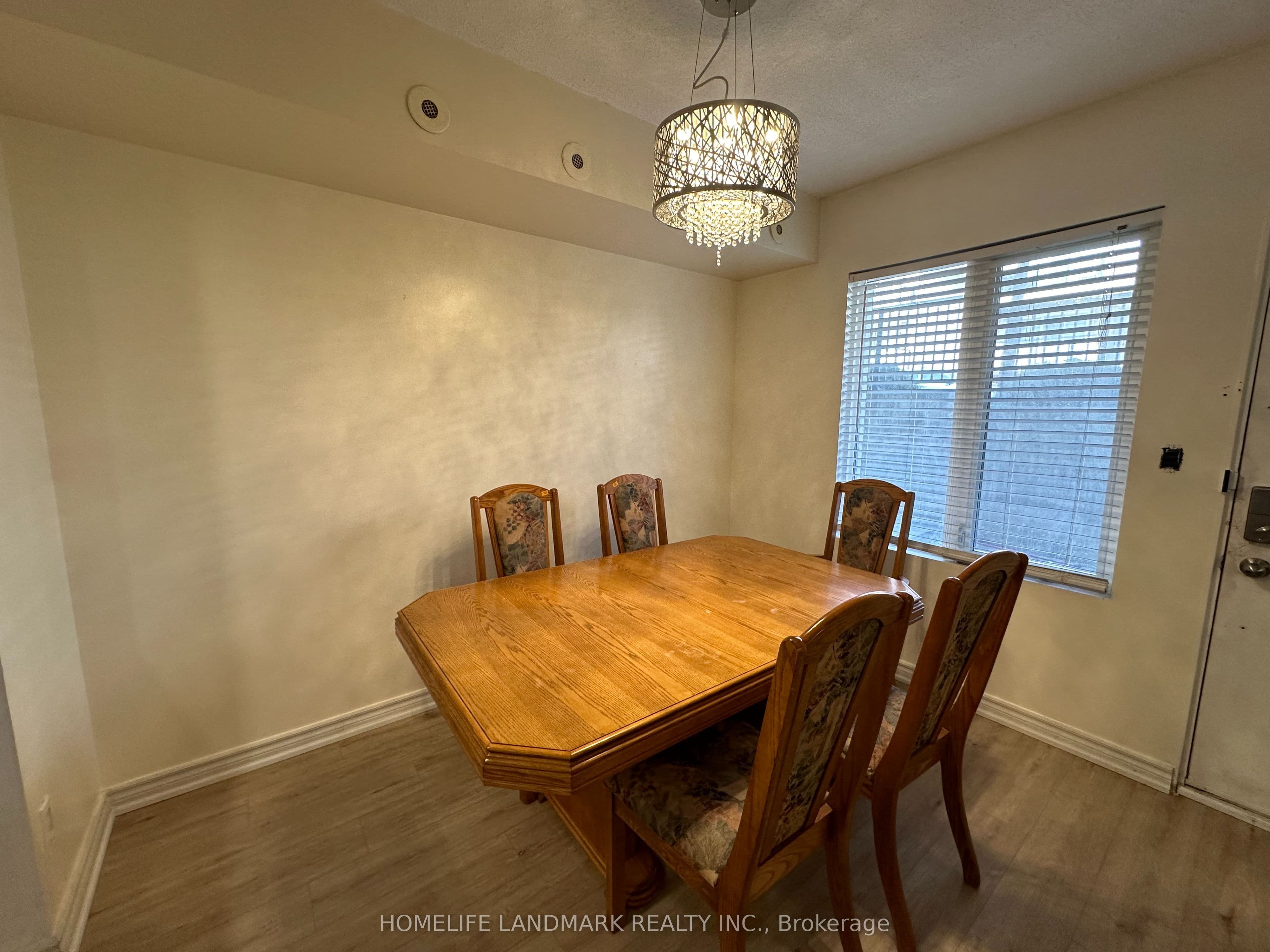 3043 Finch Avenue W 1014, Toronto, ON M9M 0A4