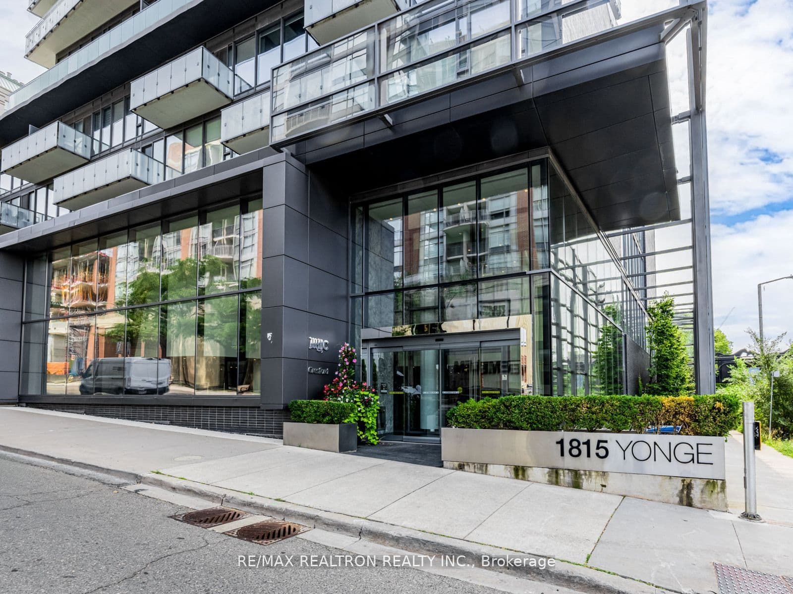 1815 Yonge Street 1006, Toronto, ON M4T 2A4