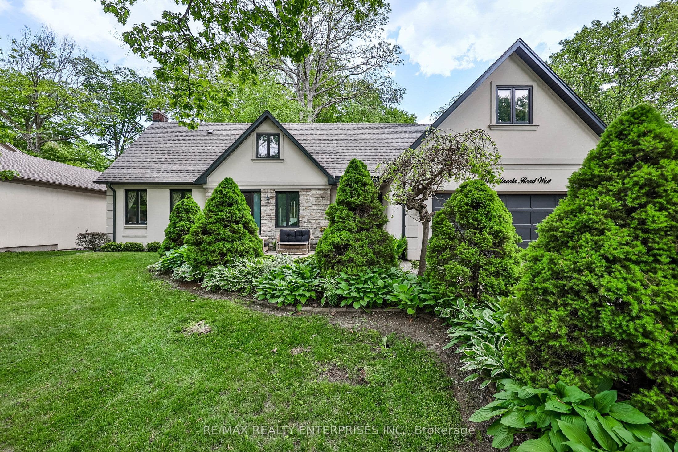 208 Mineola Road W, Mississauga, ON L5G 2C7