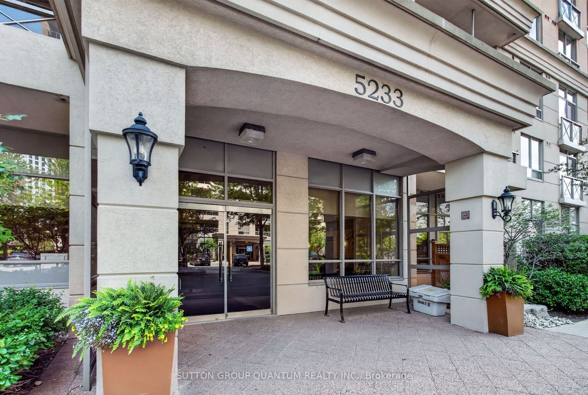 5233 Dundas Street W 723, Toronto, ON M9B 6M1