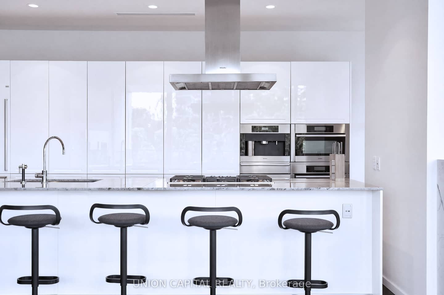 180 University Avenue 5508, Toronto, ON M5H 0A2