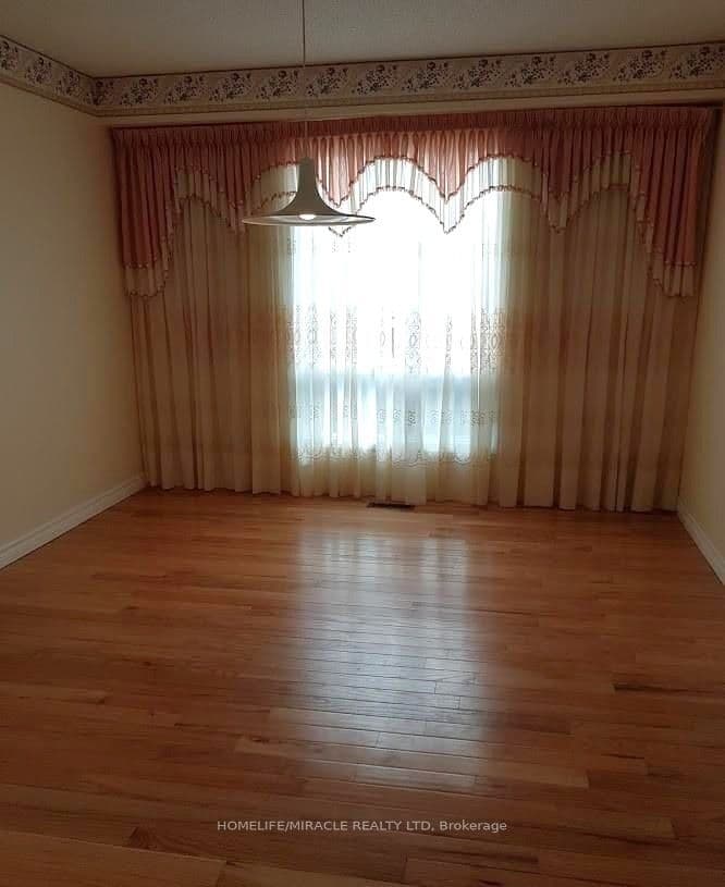 942 Sandcliff Drive Main, Oshawa, ON L1K 2C9