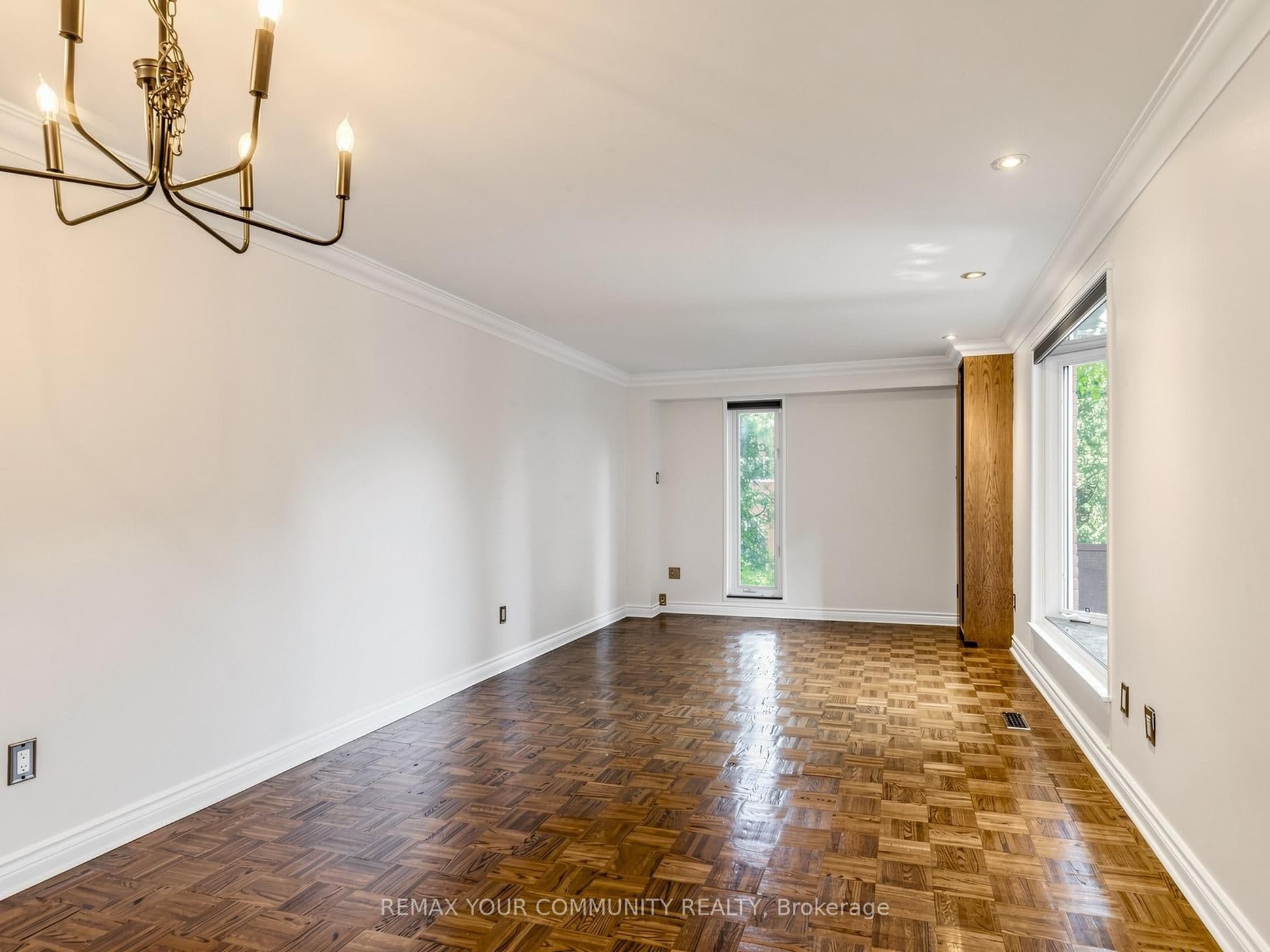 75 St. Andrews Court, Aurora, ON L4G 3B2