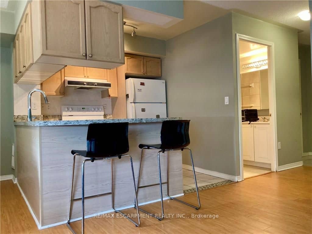 909 Bay Street 2304, Toronto, ON M5S 3G2