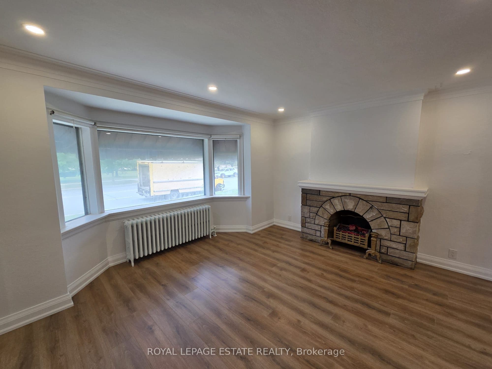 839 Coxwell Avenue Main, Toronto, ON M4C 3E8
