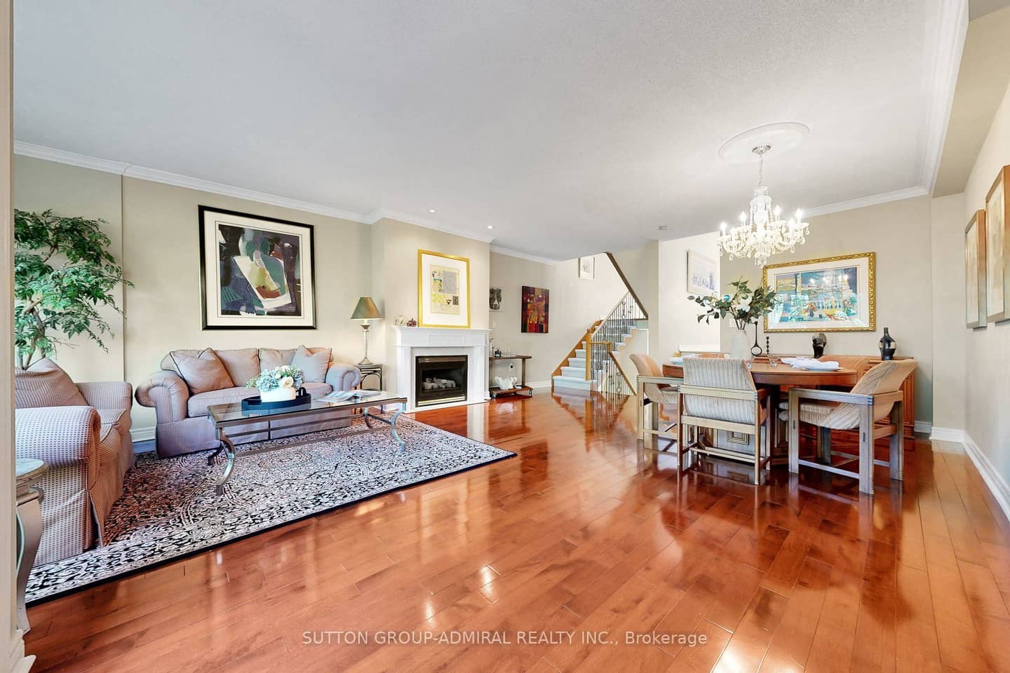 2002 John Street, Markham, ON L3T 1Z1