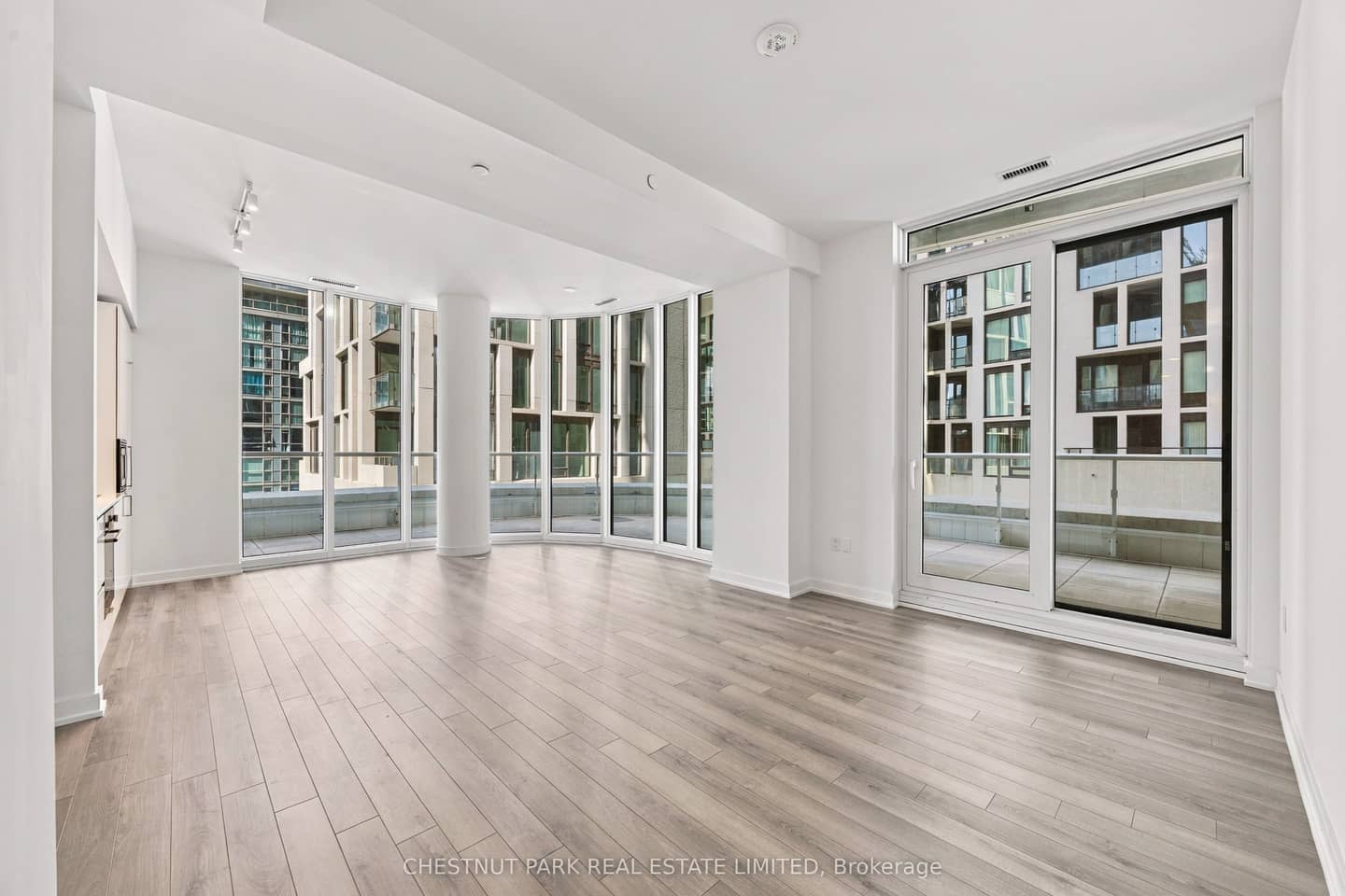 230 Simcoe Street 625, Toronto, ON M5T 1T4