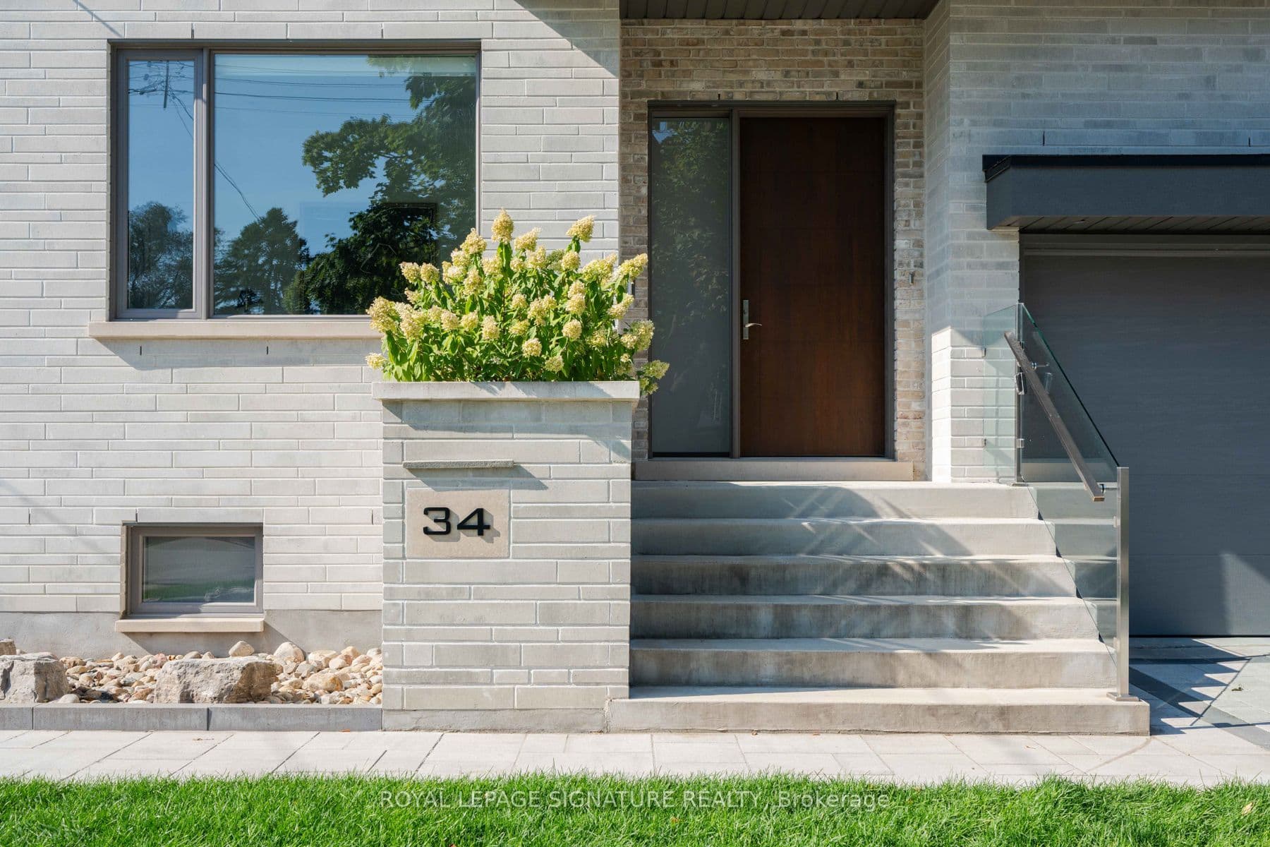 34 Edgecroft Road, Toronto, ON M8Z 2B6