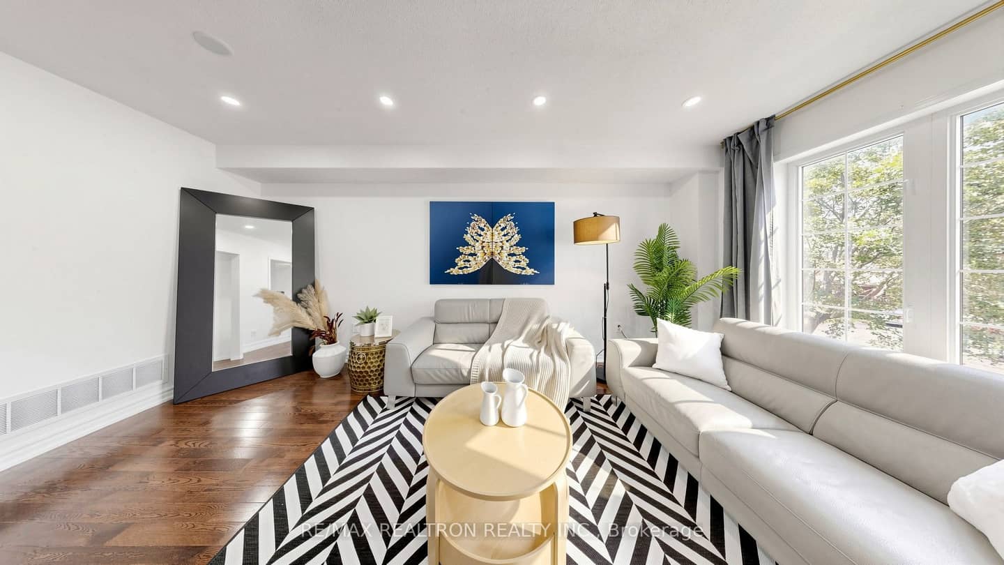 88 Banbrooke Crescent, Newmarket, ON L3X 2W9