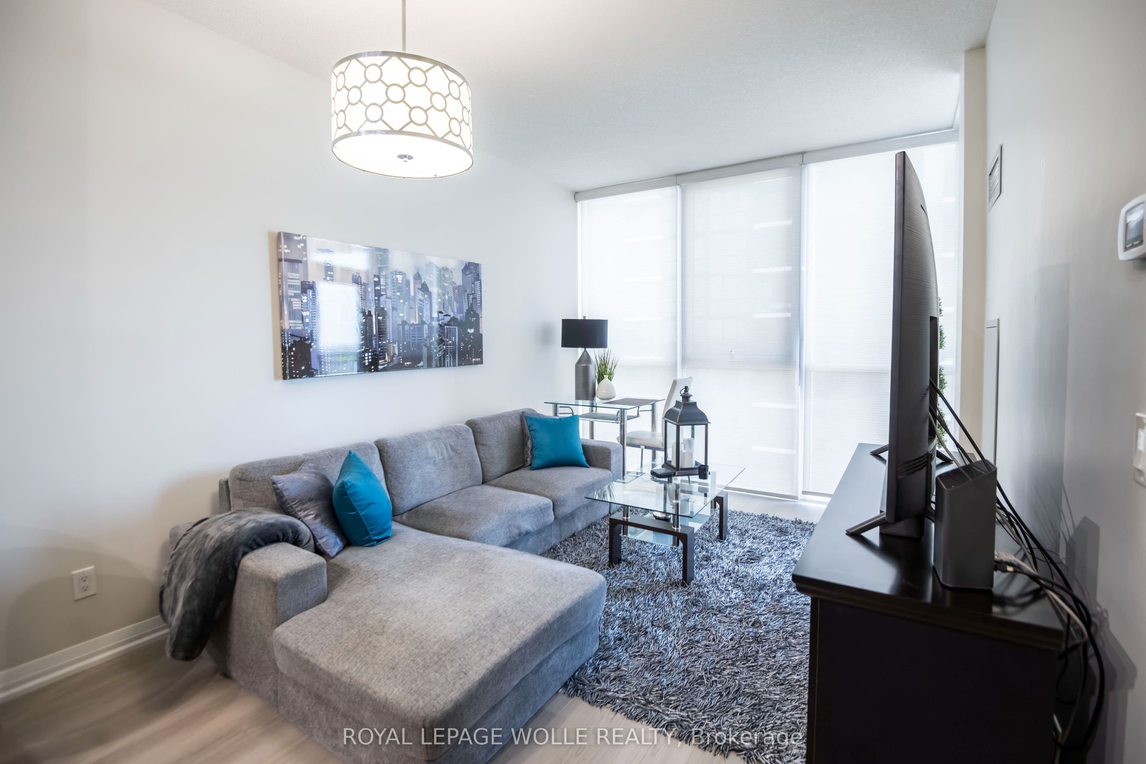 75 Eglinton Avenue W 1601, Mississauga, ON L5R 0E5