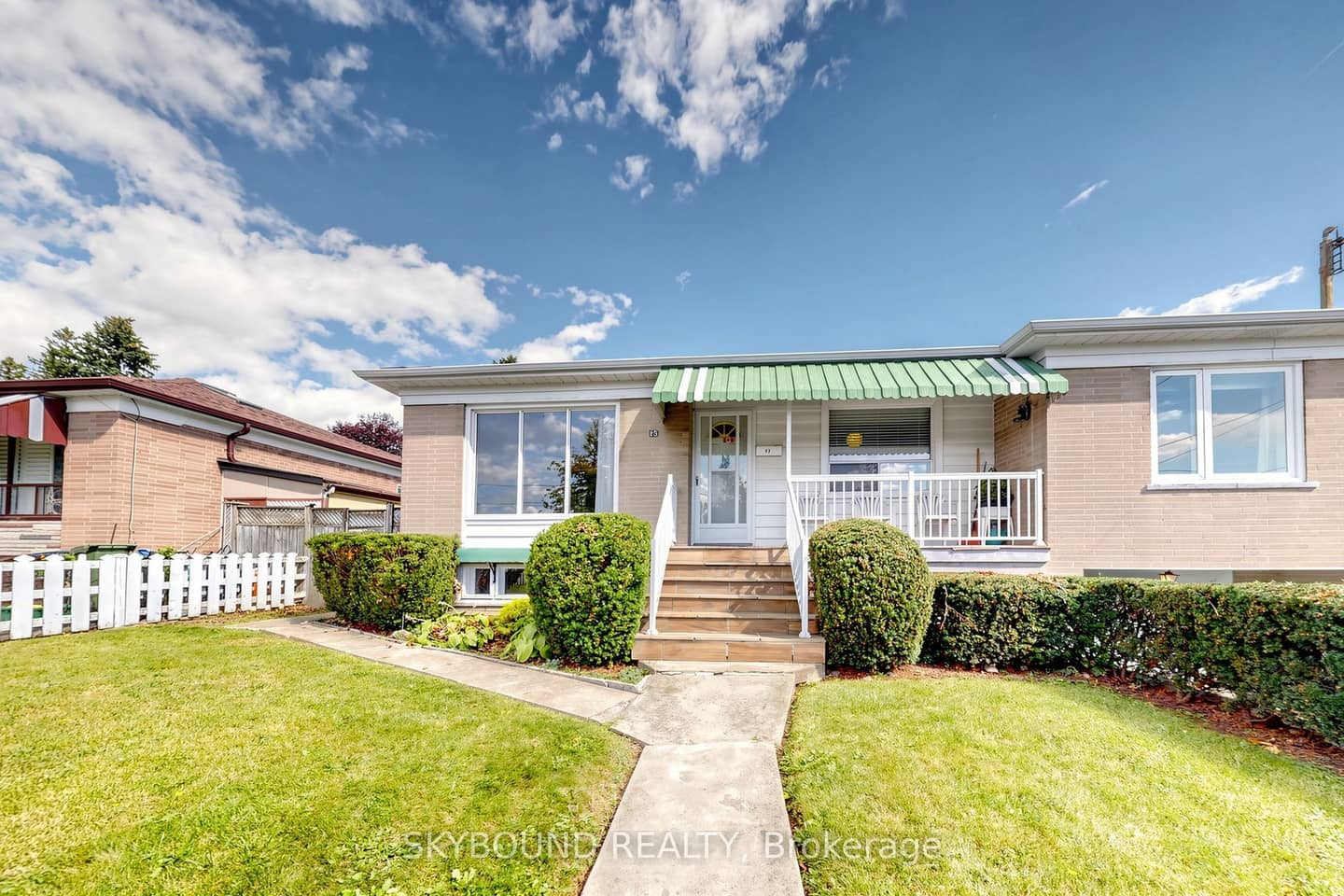 13 Liscombe Road, Toronto, ON M6L 2Z9