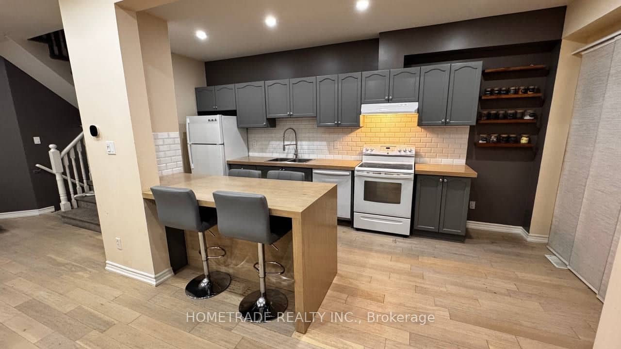 231 Denise Circle, Newmarket, ON L3X 2K2