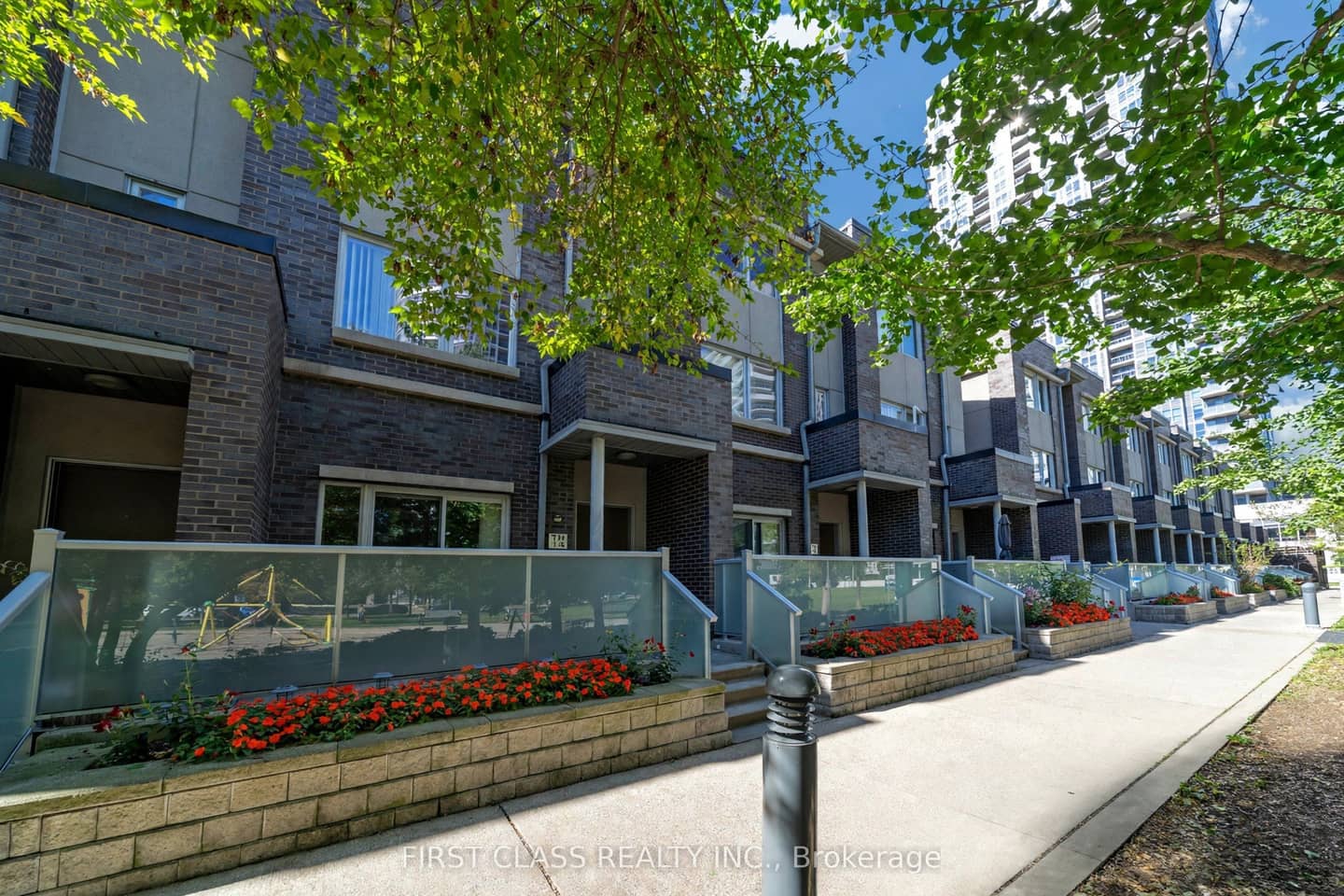 310 Village Green Square 14, Toronto, ON M1S 0L1