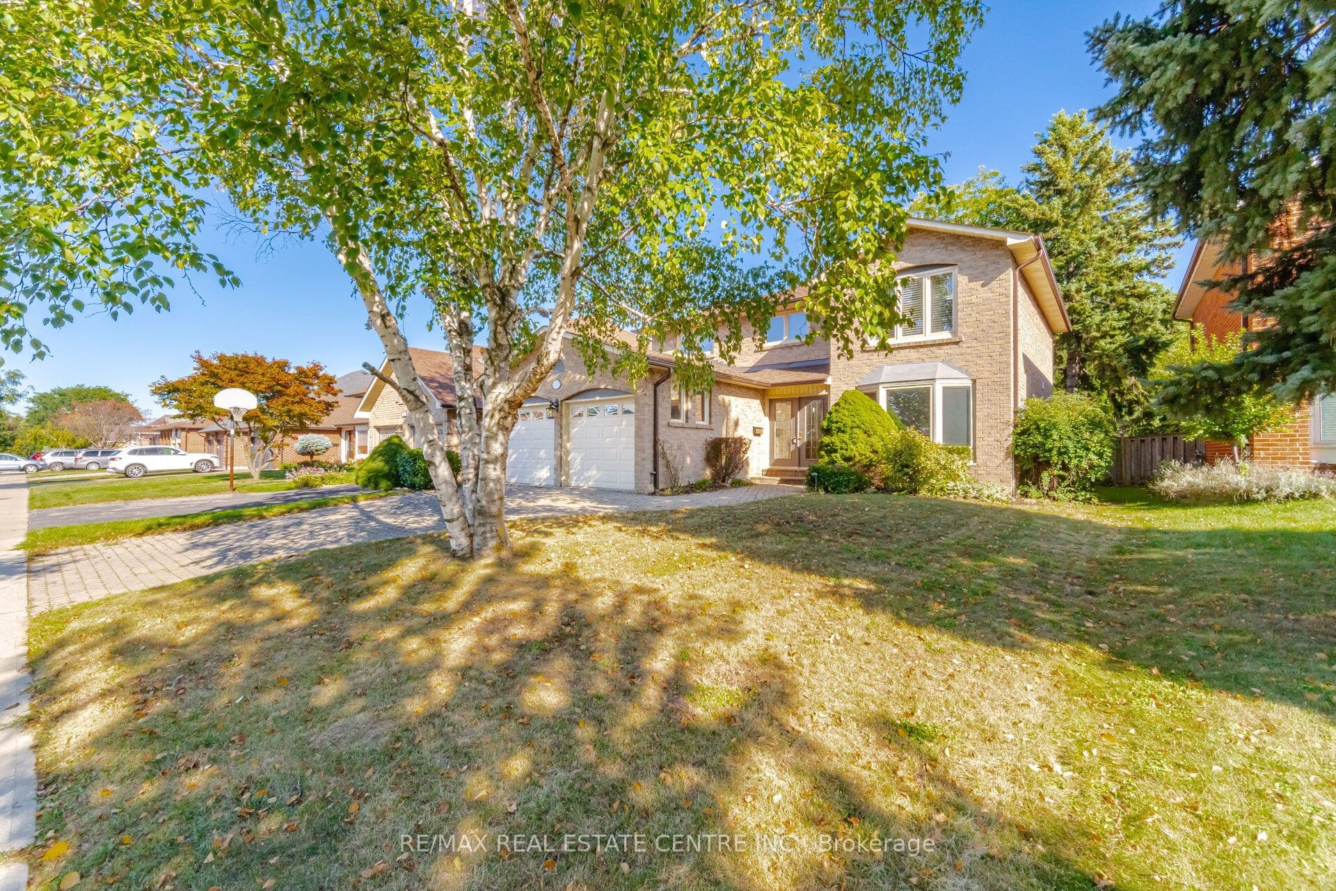1572 Maple Ridge Drive, Mississauga, ON L4W 3C8
